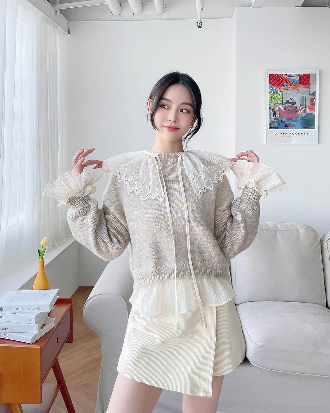 Chuuのインスタグラム：「🎀츄X셀럽쇼퍼🎀  러블리 여신 @pinkjjelly 핑글님의 이번에 선택한 코디는!!! 소매와 넥라인에 포인트를 준 프릴 블라우스와 파스텔톤의 크롭 니트!  은은한 파스텔톤 컬러감의 니트는 단독으로 착용 후 여러 바텀과 코디 가능하며 소매와 넥라인에 프릴 디테일이 매력적인 블라우스는 원피스, 맨투맨 등의 다양한 상의와 코디가 가능해서 구매해두면 정말 활용성 UP 블라우스가 될거에요☺️  러블리한 코디가 잘 어울리는 핑글님의 코디를 지금 츄에서 더 많이 만나볼 수 있어요🧡  #chuu#츄#셀럽쇼퍼#데이트룩#데일리룩#코디추천#데일리코디」