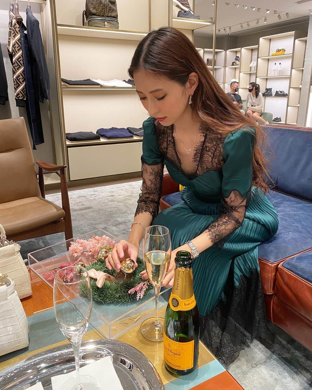 片山夏実のインスタグラム：「Was invited to make X'mas Wreath at FENIDI with some champagne at the side. Also bought a X'mas present for me❤️ FENDIのご招待でシャンパンを飲みながらクリスマスリース作りをするっていう優雅な時間😌 自分へのクリスマスプレゼントも購入🎁 . . #singapore #シンガポール #fendi」
