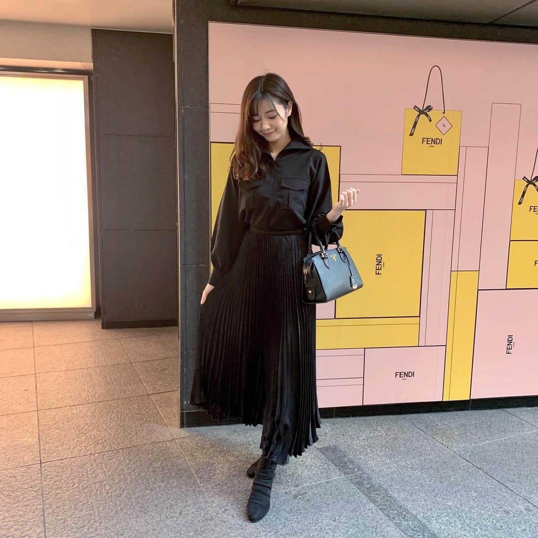 杉浦みずきのインスタグラム：「. FENDI CAFE たまには全身真っ黒でも🖤 ・ ・ #私服 #しふく  @puis__official  @elenore_official」