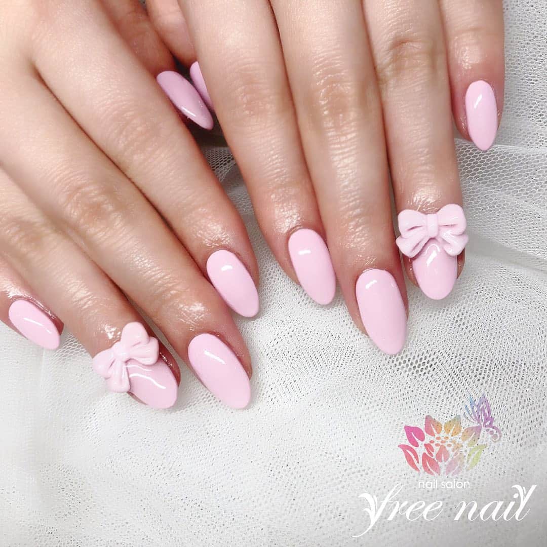 free nail フリーネイルのインスタグラム：「. お客様ネイル💅🏻🎅🏻 . 3Dリボンネイル🎀 . 事前ご予約でお好きなパーツお作りします🙋🏻‍♀️🎀 . ▶︎▶︎▶︎スワイプして動画も見てね☝︎🎬✨ . ご来店ありがとうございました🙇🏻‍♀️🙇🏻‍♀️🙇🏻‍♀️💗 . #ネイルアート #ジェルネイル #ネイルサロン #大阪ネイルサロン #ネイルデザイン #ネイルチェンジ #リボンネイル #ネイルパーツ #3dネイル #立体ネイル #ピンクネイル #ワンカラーネイル #デザインネイル #トレンドネイル #ラブリーネイル #ガーリーネイル #キュートネイル #冬ネイル #winternails #nailsart #nailsdid #美甲 #日式美甲 #日式美甲胶 #日本美甲师 #日本美甲老师 #美甲上课 #日本胶 #フリーネイル #freenail」