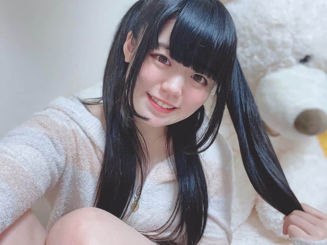 のインスタグラム：「こんな彼女はいかがですか？  #ポートレート  #ジェラピケ #部屋着 #ルームウェア #脚 #肩 #萌え袖 #ハーフツイン #黒髪ストレート #girl #ぱっつん前髪 #前髪 #ぱっつん #姫カット #グラビア #グラドル #アイドル #idol #ワールドエンドラヴァー #女優  #写真 #写真好きな人と繋がりたい #グラビア好きと繋がりたい #photooftheday #photography #actress #花咲希音 #自撮り#グラドル自画撮り部」