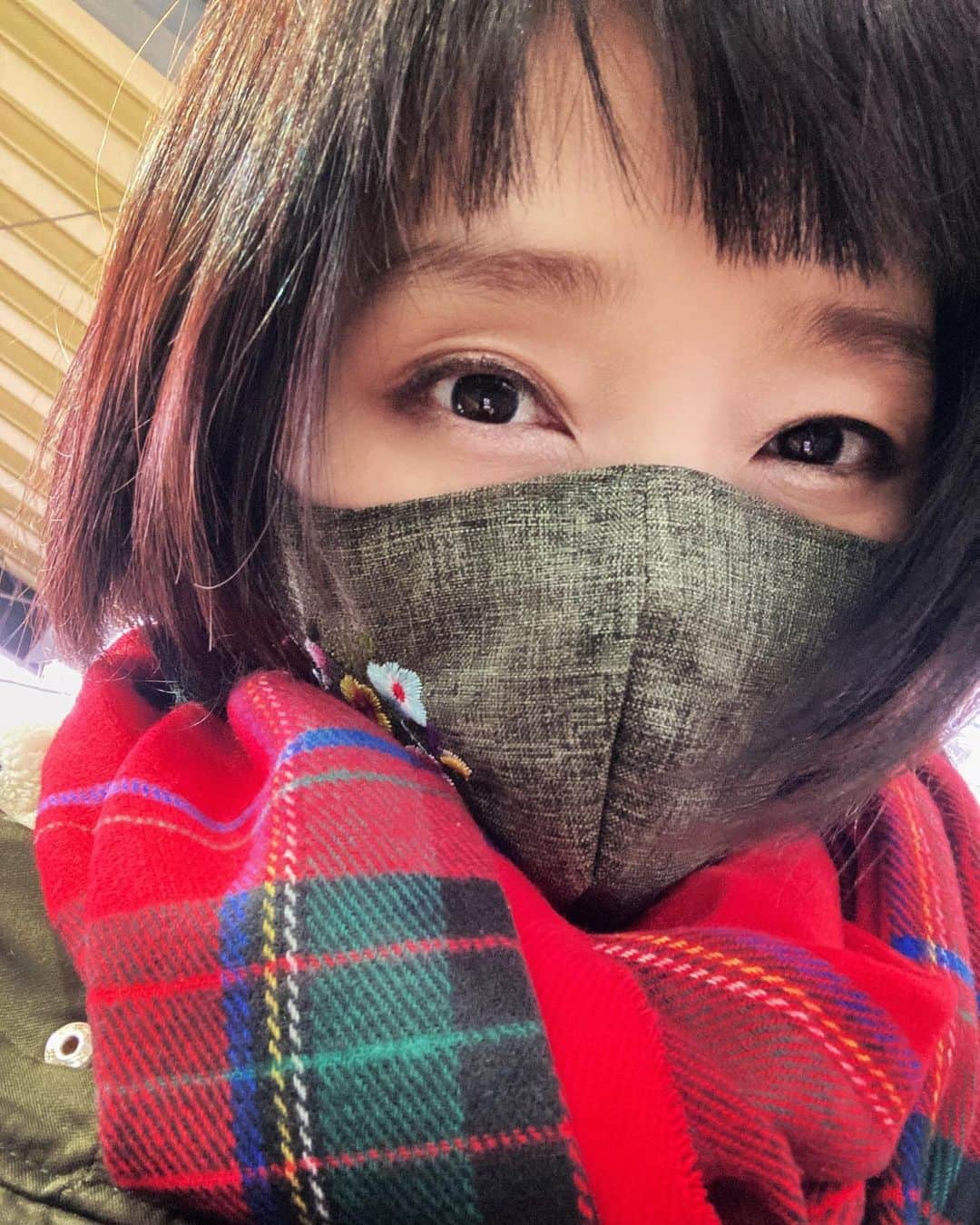 小明さんのインスタグラム写真 - (小明Instagram)「マスクは楽しい！もういろんな色と柄を作ったり買ったりしたぞ！明日は何を着ようかな〜ってときに、最後にマスクも選ぶんだ😷にっこり」12月13日 0時34分 - akarusan
