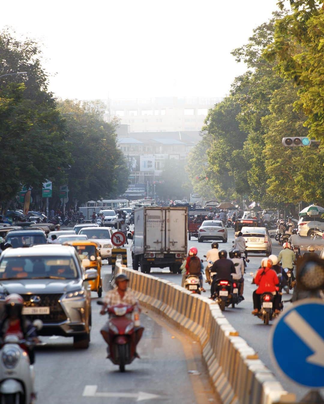Shunsuke Miyatakeのインスタグラム：「Golden moment on the street of Phnom Penh, Cambodia」