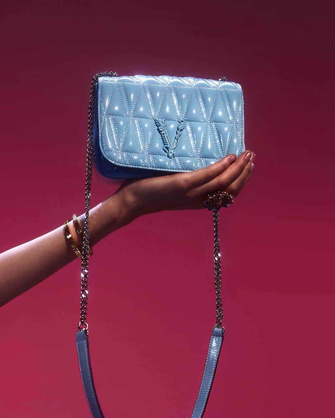 ジャンニヴェルサーチさんのインスタグラム写真 - (ジャンニヴェルサーチInstagram)「To have and to hold - explore the latest #VersaceVirtus handbags at the link in bio. #VersaceHoliday」12月13日 0時37分 - versace