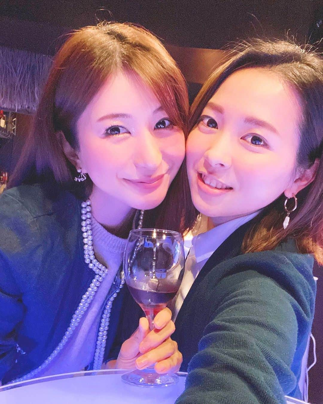 中村江莉香さんのインスタグラム写真 - (中村江莉香Instagram)「88会しました🥰💋#同い年 知り合ったのはBALI島🧘‍♂️✨ #バリヨガ留学 #一期生 #二期生 🥂 好きだーーー！！！！ 愛の夜でした❤️❤️❤️ #インストラクター 🧘‍♂️⭐️🧘‍♂️ ヨガは私の中で伝えるよりも内側に近いかもしれないけれど、こうして知り合えた仲間がいることに最大限の感謝の気持ちを込めて💓 まな、きょうこ、ありがとう🎅🎄💓 #yoga #バリ の話もしつつ...やっぱり女子会は恋愛トーク楽しかった🤣💋笑 そんな夜は#ババリリゾートリマ さんで🥳 @bali_resort_lima 😍🥂😍🥂  #また集まろう #東京組 #関東組 #バリヨガリトリート #バリヨガ養成 #バリヨガ #アラサー女子会 #飲み会 #忘年会 #baliyoga #ヨギーニ #ヨガインストラクター #ヨガ好き #ヨガ愛 #好き #ヨガ #ヨガのある暮らし #RYT200 #愛してる #1988生まれ #出会いに感謝 #ヨガ女子」12月13日 0時38分 - erica_nakamura