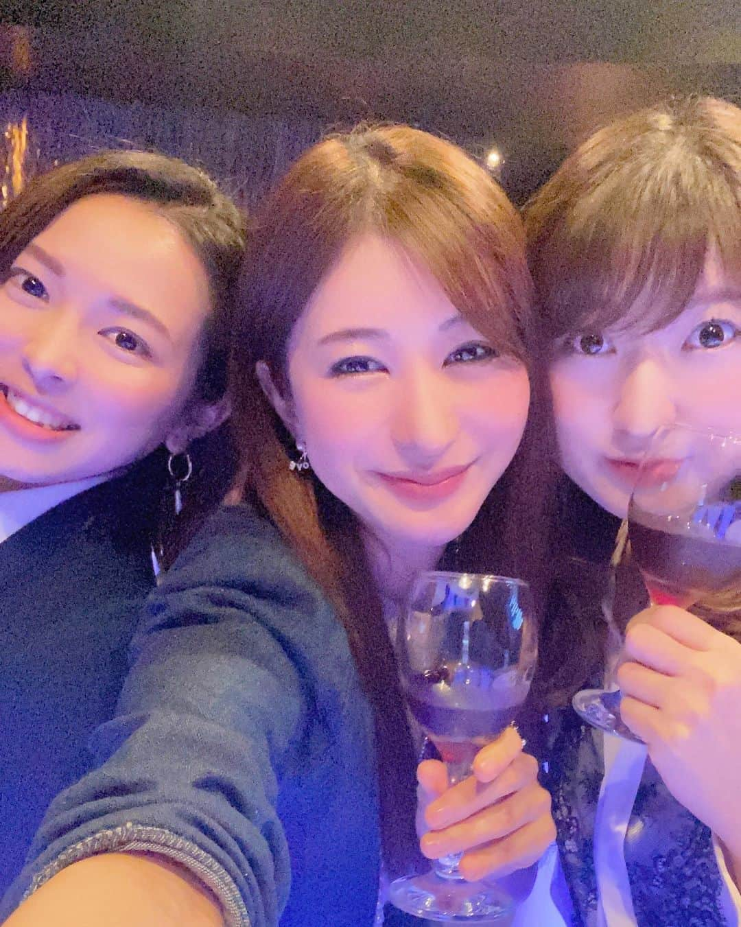 中村江莉香さんのインスタグラム写真 - (中村江莉香Instagram)「88会しました🥰💋#同い年 知り合ったのはBALI島🧘‍♂️✨ #バリヨガ留学 #一期生 #二期生 🥂 好きだーーー！！！！ 愛の夜でした❤️❤️❤️ #インストラクター 🧘‍♂️⭐️🧘‍♂️ ヨガは私の中で伝えるよりも内側に近いかもしれないけれど、こうして知り合えた仲間がいることに最大限の感謝の気持ちを込めて💓 まな、きょうこ、ありがとう🎅🎄💓 #yoga #バリ の話もしつつ...やっぱり女子会は恋愛トーク楽しかった🤣💋笑 そんな夜は#ババリリゾートリマ さんで🥳 @bali_resort_lima 😍🥂😍🥂  #また集まろう #東京組 #関東組 #バリヨガリトリート #バリヨガ養成 #バリヨガ #アラサー女子会 #飲み会 #忘年会 #baliyoga #ヨギーニ #ヨガインストラクター #ヨガ好き #ヨガ愛 #好き #ヨガ #ヨガのある暮らし #RYT200 #愛してる #1988生まれ #出会いに感謝 #ヨガ女子」12月13日 0時38分 - erica_nakamura