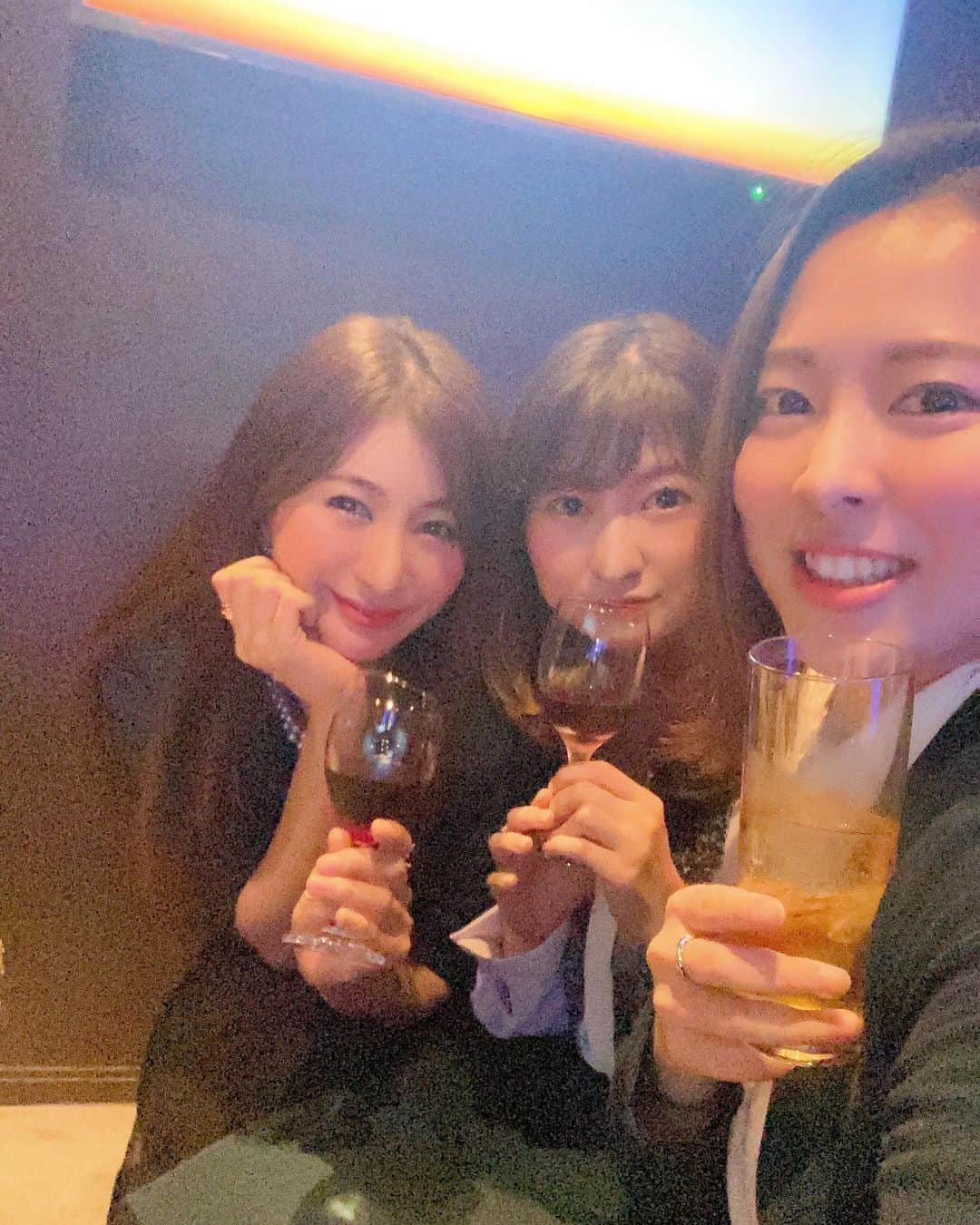 中村江莉香さんのインスタグラム写真 - (中村江莉香Instagram)「88会しました🥰💋#同い年 知り合ったのはBALI島🧘‍♂️✨ #バリヨガ留学 #一期生 #二期生 🥂 好きだーーー！！！！ 愛の夜でした❤️❤️❤️ #インストラクター 🧘‍♂️⭐️🧘‍♂️ ヨガは私の中で伝えるよりも内側に近いかもしれないけれど、こうして知り合えた仲間がいることに最大限の感謝の気持ちを込めて💓 まな、きょうこ、ありがとう🎅🎄💓 #yoga #バリ の話もしつつ...やっぱり女子会は恋愛トーク楽しかった🤣💋笑 そんな夜は#ババリリゾートリマ さんで🥳 @bali_resort_lima 😍🥂😍🥂  #また集まろう #東京組 #関東組 #バリヨガリトリート #バリヨガ養成 #バリヨガ #アラサー女子会 #飲み会 #忘年会 #baliyoga #ヨギーニ #ヨガインストラクター #ヨガ好き #ヨガ愛 #好き #ヨガ #ヨガのある暮らし #RYT200 #愛してる #1988生まれ #出会いに感謝 #ヨガ女子」12月13日 0時38分 - erica_nakamura