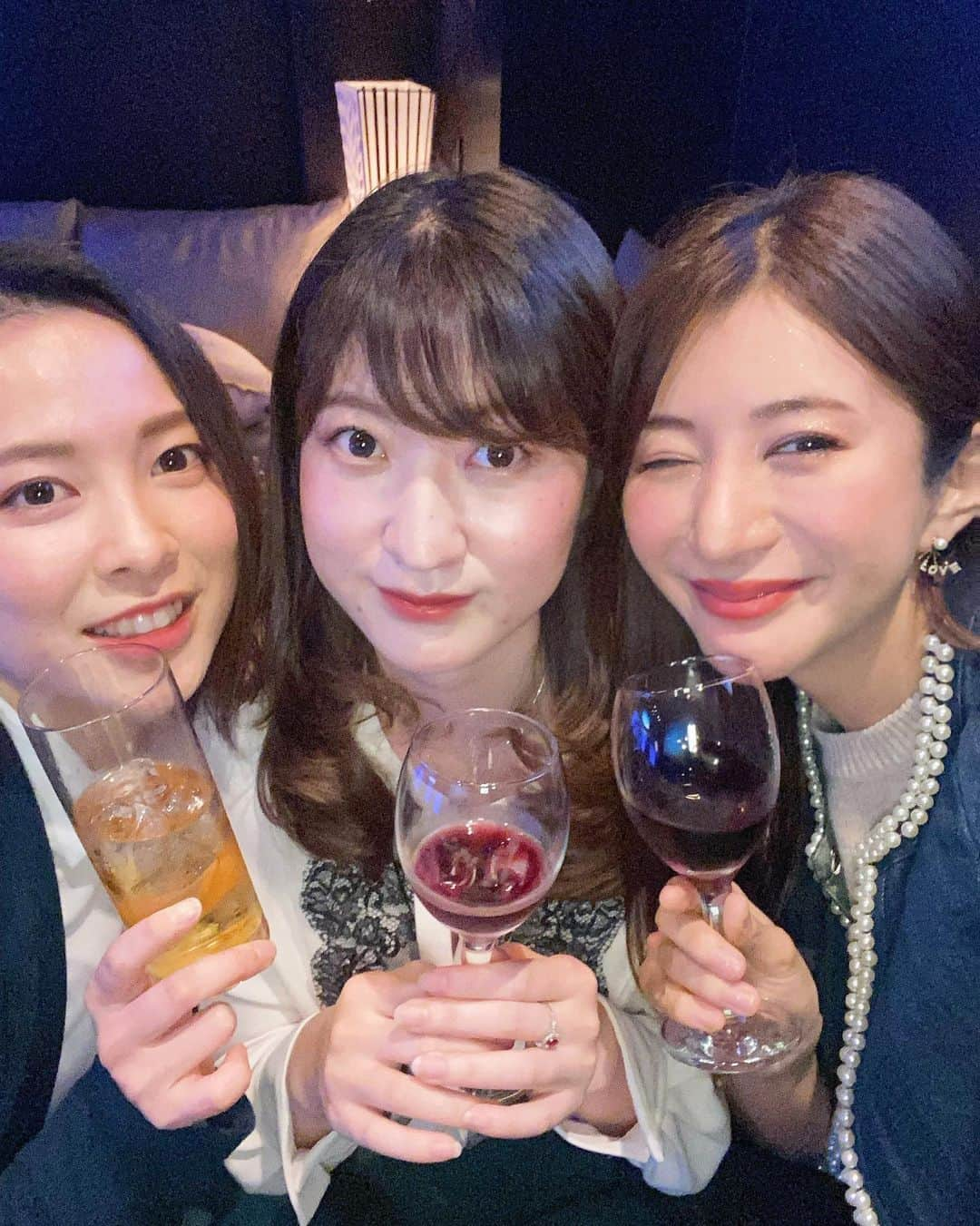 中村江莉香さんのインスタグラム写真 - (中村江莉香Instagram)「88会しました🥰💋#同い年 知り合ったのはBALI島🧘‍♂️✨ #バリヨガ留学 #一期生 #二期生 🥂 好きだーーー！！！！ 愛の夜でした❤️❤️❤️ #インストラクター 🧘‍♂️⭐️🧘‍♂️ ヨガは私の中で伝えるよりも内側に近いかもしれないけれど、こうして知り合えた仲間がいることに最大限の感謝の気持ちを込めて💓 まな、きょうこ、ありがとう🎅🎄💓 #yoga #バリ の話もしつつ...やっぱり女子会は恋愛トーク楽しかった🤣💋笑 そんな夜は#ババリリゾートリマ さんで🥳 @bali_resort_lima 😍🥂😍🥂  #また集まろう #東京組 #関東組 #バリヨガリトリート #バリヨガ養成 #バリヨガ #アラサー女子会 #飲み会 #忘年会 #baliyoga #ヨギーニ #ヨガインストラクター #ヨガ好き #ヨガ愛 #好き #ヨガ #ヨガのある暮らし #RYT200 #愛してる #1988生まれ #出会いに感謝 #ヨガ女子」12月13日 0時38分 - erica_nakamura