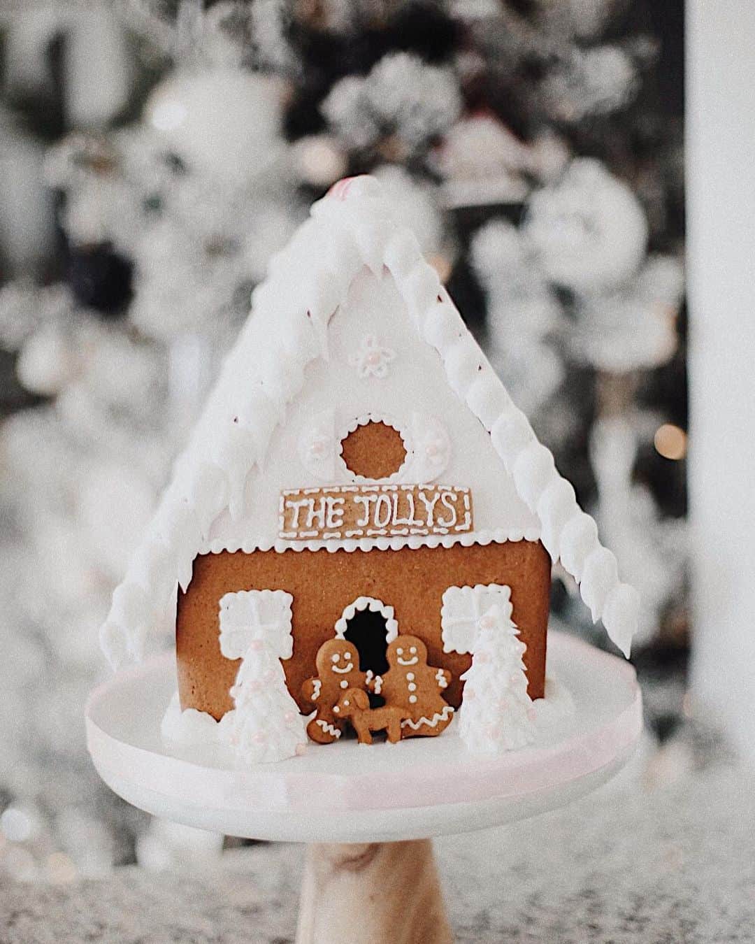 Stephanie Sterjovskiさんのインスタグラム写真 - (Stephanie SterjovskiInstagram)「Need to make room in this Jolly gingerbread house for one more... 👶🏽😉 Swipe through for some gift guides that I’ve got on my blog (there are more on stephjolly.com - link in my bio) to help you out and give you some ideas! Finished my shopping and planning to wrap everything up later today 🎁 are you finished yours yet? #gingerbreadhouse #giftguides #holidaygiftguide #teamjolly #giftideasforher #giftideasforhim」12月13日 0時39分 - stephsjolly
