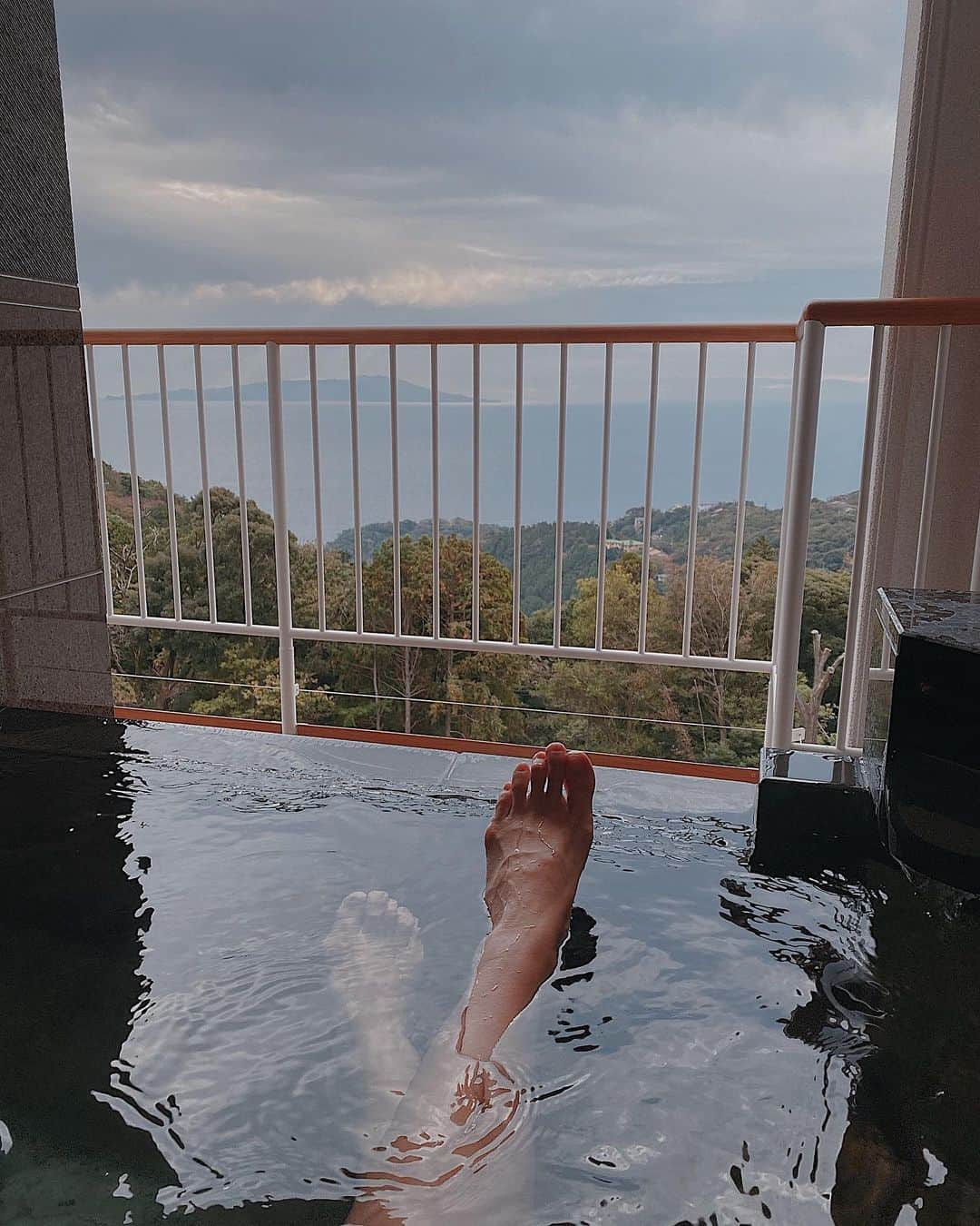 須田朱音のインスタグラム：「𝑇𝑅𝐼𝑃.﻿ ﻿ 先月のお話。﻿ ﻿ 私の結婚のお祝いで、﻿ 親友が旅行に連れてってくれました♡﻿ ﻿ 出会ったのは高2。﻿ ﻿ もう20年、人生の半分以上を知ってる親友と﻿ ﻿ 伊豆ホテル リゾート&スパに宿泊しました。﻿ ﻿ 全室お部屋に温泉の露天風呂付きで、﻿ 山も海も見えて、窓開けたらススキ🌾﻿ ﻿ ホテルの大浴場は、﻿ お部屋の温泉とは異なる水質の﻿ 露天の深湯(水深125cm)でした🧖🏼‍♀️🧖🏼‍♀️﻿ ﻿ ↑温度も丁度良くて、﻿ ずーっと入ってられるやつ。﻿ ﻿ 夜も朝も大浴場入ったし、﻿ お部屋の露天風呂も何回も入った笑﻿ ﻿ お酒を飲まない私たちは、﻿ BTSを見ながらお風呂を行き来してました💜﻿ ﻿ #伊豆ホテルリゾートアンドスパ﻿ #TRIP #親友と婚前旅行 #BTSの魅力を押し付ける旅  ﻿ ﻿」