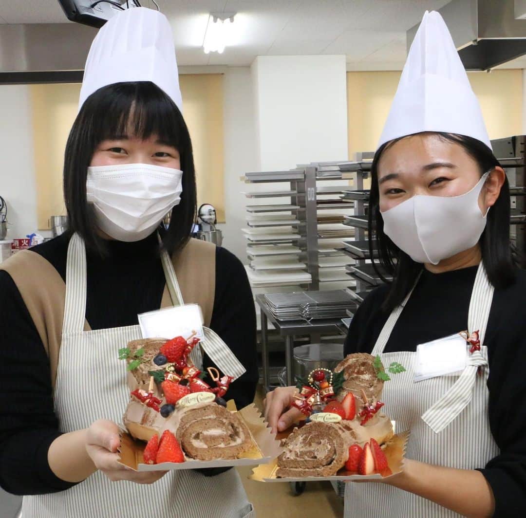 神戸製菓専門学校（公式）さんのインスタグラム写真 - (神戸製菓専門学校（公式）Instagram)「🎄クリスマスオープンキャンパス🎅 今日は12月のクリスマスオープンキャンパス第一弾❗🌟🎅 #一人一台 ブッシュ・ド・ノエルを作りました😊  メランジュールという機械を使って生地を作り、クリームを塗って、巻いて、切り株に見えるようにデコレーション✨  たくさんの工程を経験できて、みなさんかなり達成感を感じられたことと思います😄  頑張って作ったケーキ、ぜひ習ったポイントをお家の人にも解説しながら美味しく召し上がってください🎶😋  "自分が一生懸命作った   ケーキやパンで誰かを笑顔に"  パティシエやパン職人への第一歩です😉 このとき感じたことを大事にしてくださいね😌  次回は12/19(土) #クリスマスツリーパン 作り🥐 感染症対策もしっかりした上で開催しております😃 予約はLINEやホームページから🎶  #神戸製菓　#神戸製菓専門学校　#専門学校　#神戸製菓専門学校oc #クリスマス　#ブッシュドノエル #オープンキャンパス　#製菓　#パン　#お菓子作り　#パン作り　#お菓子作り好きな人と繋がりたい #パン作り好きな人と繋がりたい #パティシエカメラ部 #カフェ #開業 #神戸 #三ノ宮 #神戸カフェ #三宮カフェ #神戸スイーツ #christmas #christmasdecorations #pattistagram2020」12月12日 19時17分 - kobeseika_info
