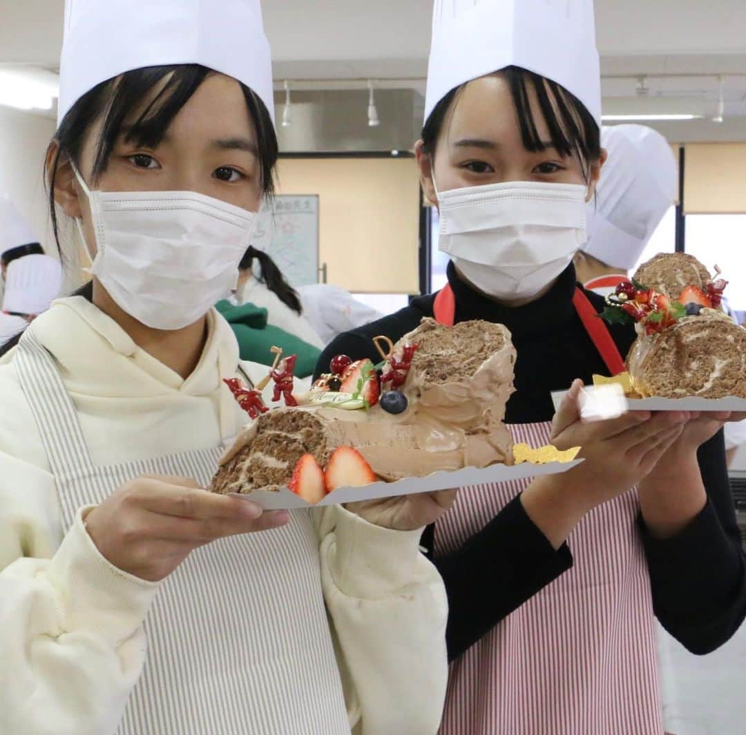 神戸製菓専門学校（公式）さんのインスタグラム写真 - (神戸製菓専門学校（公式）Instagram)「🎄クリスマスオープンキャンパス🎅 今日は12月のクリスマスオープンキャンパス第一弾❗🌟🎅 #一人一台 ブッシュ・ド・ノエルを作りました😊  メランジュールという機械を使って生地を作り、クリームを塗って、巻いて、切り株に見えるようにデコレーション✨  たくさんの工程を経験できて、みなさんかなり達成感を感じられたことと思います😄  頑張って作ったケーキ、ぜひ習ったポイントをお家の人にも解説しながら美味しく召し上がってください🎶😋  "自分が一生懸命作った   ケーキやパンで誰かを笑顔に"  パティシエやパン職人への第一歩です😉 このとき感じたことを大事にしてくださいね😌  次回は12/19(土) #クリスマスツリーパン 作り🥐 感染症対策もしっかりした上で開催しております😃 予約はLINEやホームページから🎶  #神戸製菓　#神戸製菓専門学校　#専門学校　#神戸製菓専門学校oc #クリスマス　#ブッシュドノエル #オープンキャンパス　#製菓　#パン　#お菓子作り　#パン作り　#お菓子作り好きな人と繋がりたい #パン作り好きな人と繋がりたい #パティシエカメラ部 #カフェ #開業 #神戸 #三ノ宮 #神戸カフェ #三宮カフェ #神戸スイーツ #christmas #christmasdecorations #pattistagram2020」12月12日 19時17分 - kobeseika_info