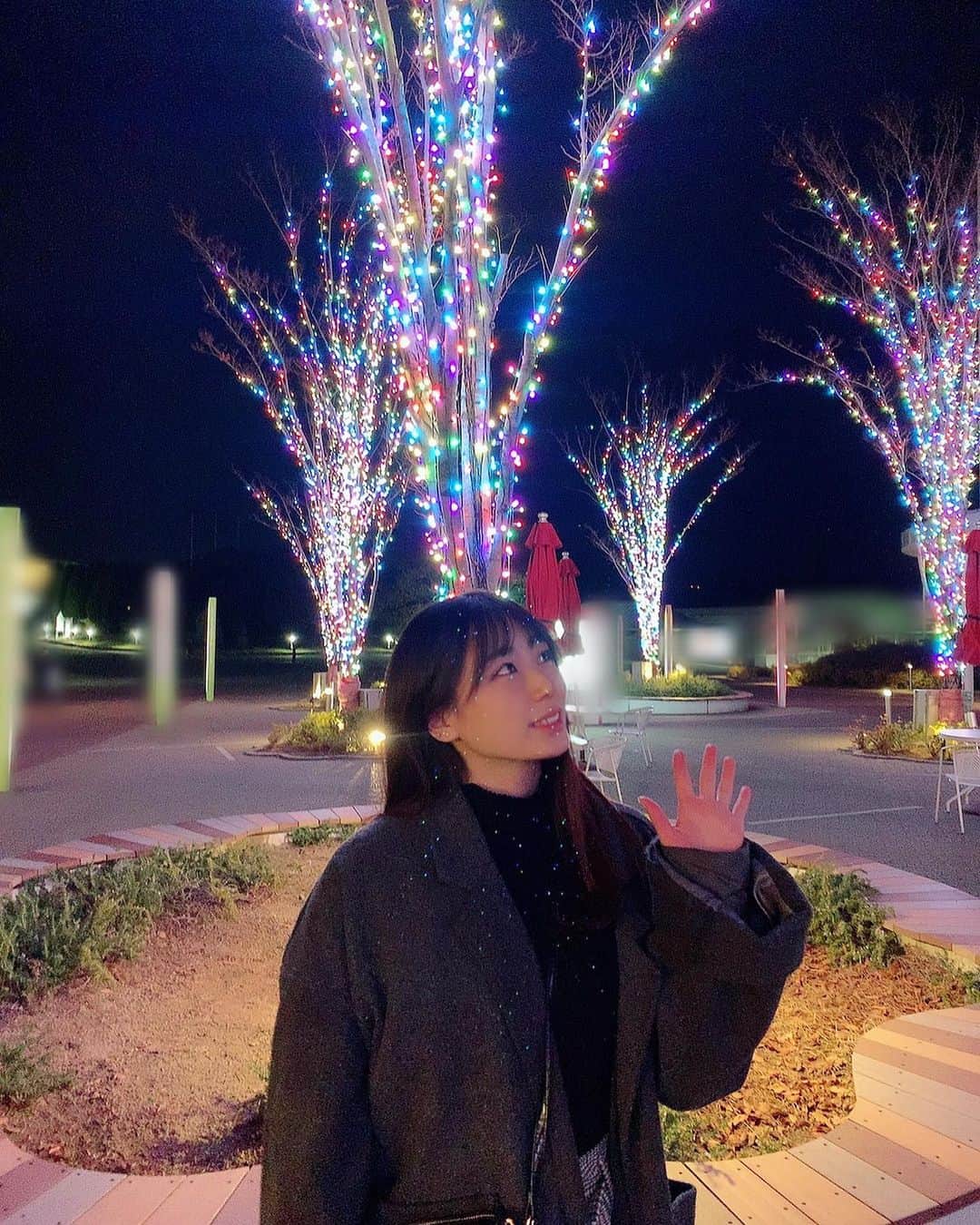 NANAMIのインスタグラム：「﻿ ﻿ ﻿ ﻿ ﻿ ﻿ ﻿ ﻿ こんばんは♡﻿ ﻿ ﻿ 📸…帰ってる時に綺麗なイルミネーションに引き寄せられて﻿ 用はないけど写真だけ撮りに寄りました😄✨✨﻿ ﻿ ﻿ ﻿ もうあちこちのイルミネーションが綺麗ですね！🌟🎄﻿ ﻿ ﻿ ﻿ ﻿ ここ綺麗！☝️ってオススメスポットありますか？😃🌉💭﻿ ﻿ ﻿ ﻿ ﻿ 📸4枚目…サンタさん人形たちが可愛い😙🧸﻿ ﻿ ﻿ #Bs2020 #orixbuffaloes #baseball #オリックスバファローズ #プロ野球 #bsgirls #野球 #オリックス #オリ姫 #野球女子 #京セラドーム #京セラドーム大阪 #球場 #大阪 #instagood #instalike #followｍe #ユニフォーム #ユニフォーム女子 #NANAMI #NANAMI_364 #イルミネーション #サンタさん #ツリー #コート」