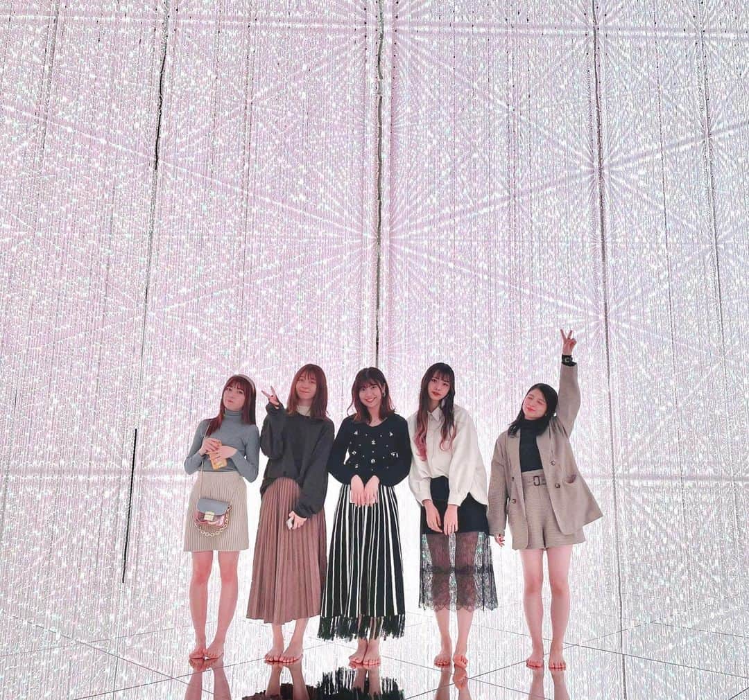 のインスタグラム：「みんなで、 チームラボプラネッツTOKYOにお邪魔してきました☺︎  ずっと行きたかった場所、、、 本当に素敵な空間でした、、、  みんなも是非行ってみてね☺︎  #チームラボプラネッツ #teamlabplanets #豊洲」