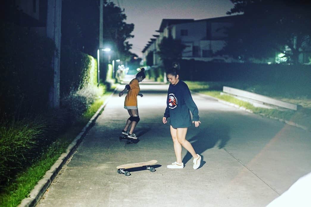 GYEON SEOのインスタグラム：「_* about last night 🛹 . . เลื่อนดูคลิปสุดท้าย มีคนตามไม่ทัน🤣」