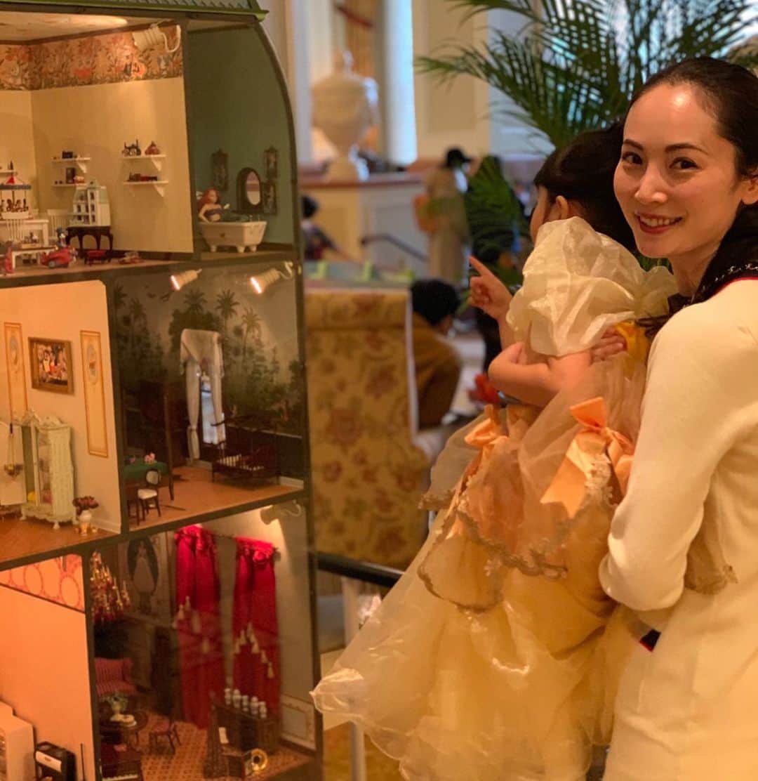 日高薫のインスタグラム：「先日娘ちゃんと私のW誕生日祝いの為家族でディズニーランドへ🥰💗 美女と野獣のお部屋に泊まれて大興奮な娘ちゃん🥀😍😘🎶 ベルのアトラクションにも乗れて、初めてのスプラッシュマウンテンも…1番前に乗っても大丈夫でした🥳  #disneyland #disney #ディズニーランド #ディズニーランドホテル #ベルのお部屋🌹 #美女と野獣 #娘ちゃん #4歳 #11月生まれ」