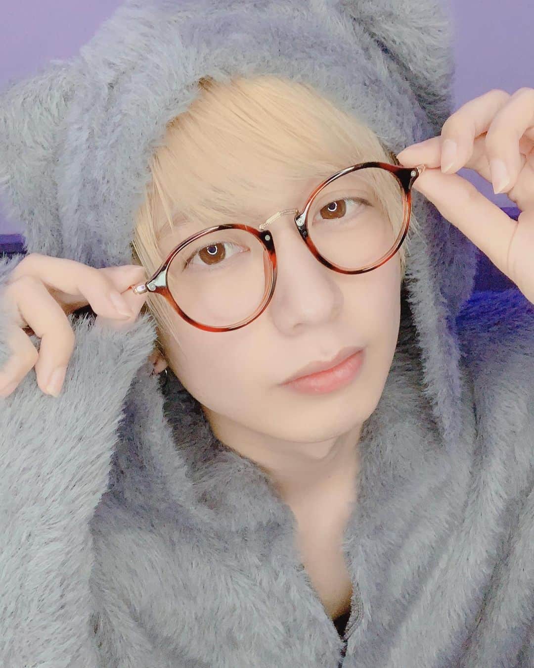新井優のインスタグラム：「猫さんパーカーと眼鏡。 . . . #actor #idol #purple #yukata #instagood #instalike #followme  #instafollow #followme  #follow #instapic #hairstyle #hairmodel #punyus」
