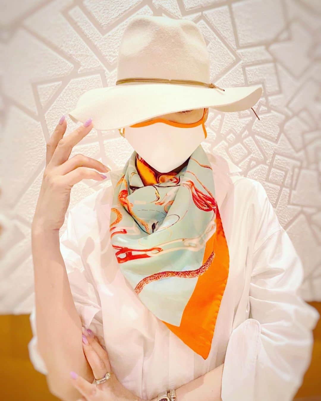 アンミカさんのインスタグラム写真 - (アンミカInstagram)「今日の私服は、 大好きなターコイズとサンゴカラーの　@maisonmargiela のスカーフを白シャツに合わせて🧡💙　  マスクもスカーフの縁取りと同じ　@nananjapan のオレンジマスクにコーデ😷🧡 ノーカラーのレザーコート🧥は　@escadaofficial 。レザーコートに白シャツ、スカーフはキマるから好き😍  さて、明日12/13(日)は、  ・07:45〜08:25  NHK 【ルソンの壺】  ・11:55〜12:50  TOKYO MX 【日曜はカラフル!!!】  ・16:45〜18:00  NHK 【ガンバレ！引っ越し人生】 に出演致します😊  お時間許す方は是非、ご覧下さいませ❣️  #マスクのオシャレは来年もどんどん進化しそうな予感です✨  #ラスト22時のQVC @anelaluxの年内最後の放送回がんばります😍 #今の時期こそ基本的な手洗いにうがいにマスクを徹底するぞ❣️ コート　　@escadaofficial  スカーフ　@maisonmargiela  マスク　　@nananjapan  帽子　　　@zara  白タイト　@zara」12月12日 19時27分 - ahnmikaofficial