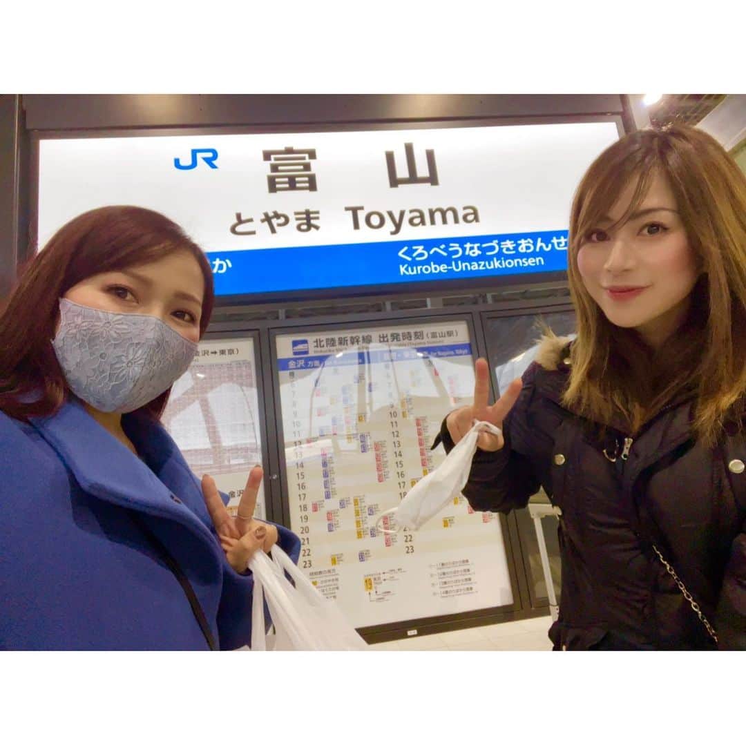 青木茉里奈のインスタグラム：「🍁 富山旅最高でした🧳🧡 私は富山県には初上陸🙌🏻 滞在時間20時間の弾丸でしたけど、美味しいお食事、素敵な旅館と温泉を堪能出来て、明日からまた頑張る為にリフレッシュ出来ました。 また行きたい..✨ _ _ _ _ _ _ _ _ _ _ _ _ _ _ _ _ _ _ _ _ _ _ _ _ _ _ _ _ #富山県 #旅行 #温泉  #寿司栄華やぎ  #華」
