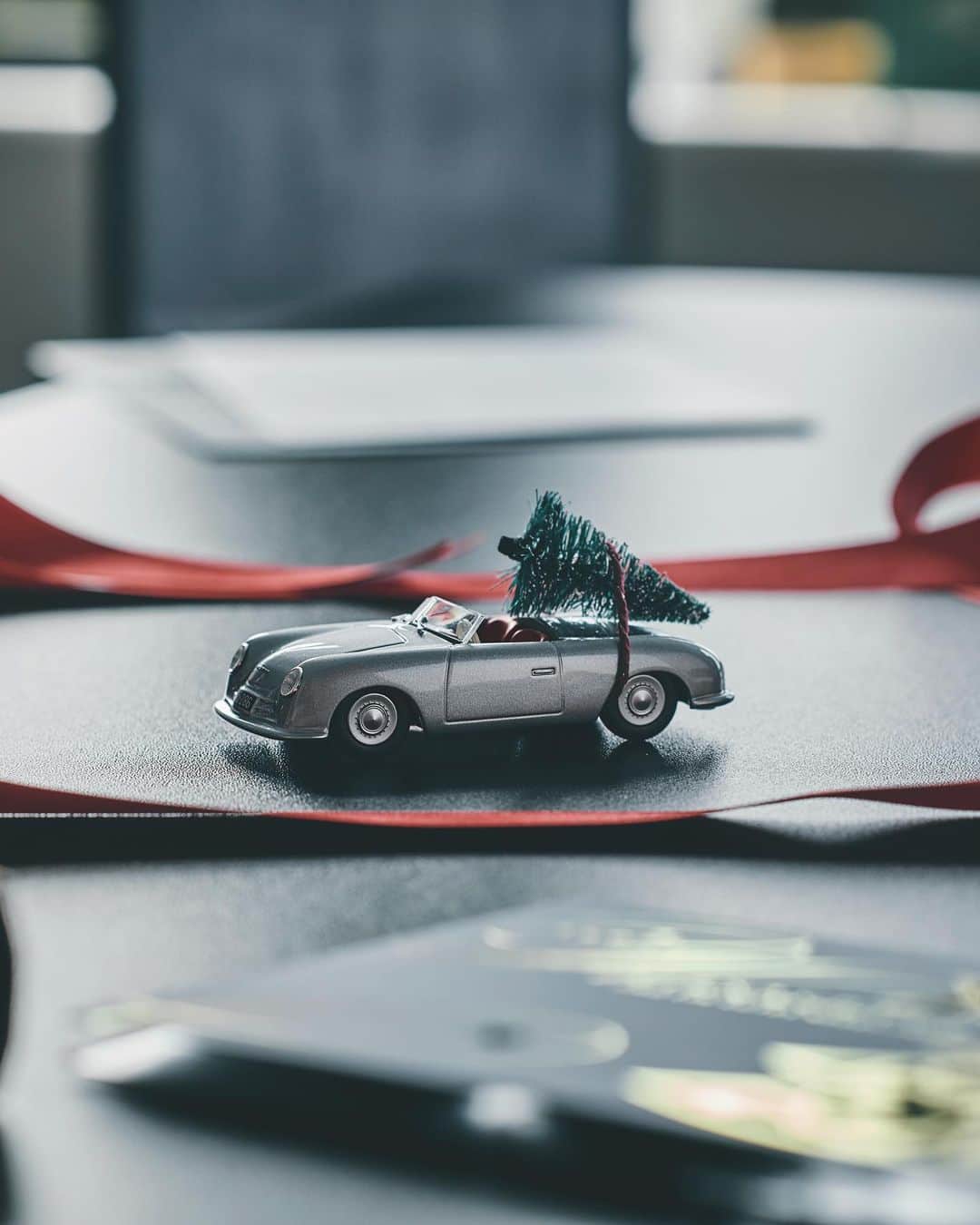 Porscheさんのインスタグラム写真 - (PorscheInstagram)「Wrap up those presents for the Porsche lovers in your life (including you) with the Online Shop gift guide.」12月12日 19時21分 - porsche