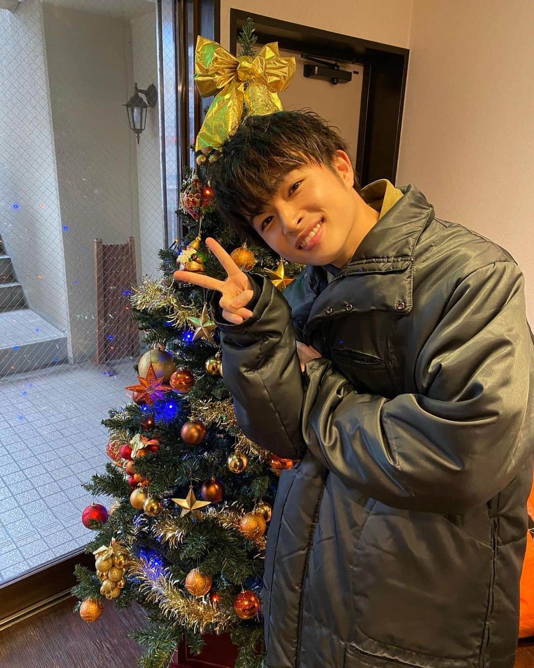 曽田陵介さんのインスタグラム写真 - (曽田陵介Instagram)「この前クリスマスツリーを見つけました👀 最近よく見つけるな〜🎄」12月12日 19時22分 - s24ry