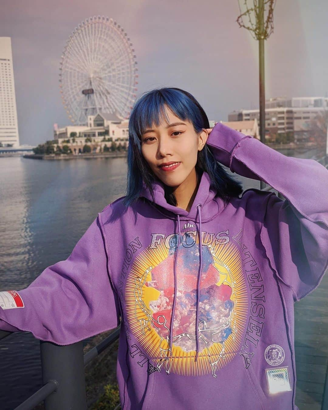 草野絵美さんのインスタグラム写真 - (草野絵美Instagram)「It’s been abnormally warm December here🔥 loving this new hoodie from @advisoryboardcrystals 💎  わーい #暖冬 ☃️🔥 この新しく買ったパーカーがかわいすぎる｡｡｡go to 近所でもお気に入りの服着ることにしたぞい🥺✨  #ootd mask #themasksjp hoodie #advisoryboardcrystals  jeans #natashazinko」12月12日 19時23分 - emiksn