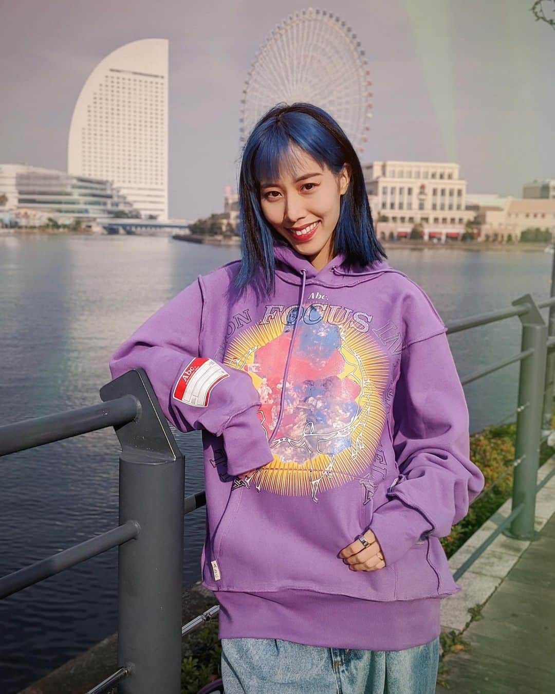 草野絵美さんのインスタグラム写真 - (草野絵美Instagram)「It’s been abnormally warm December here🔥 loving this new hoodie from @advisoryboardcrystals 💎  わーい #暖冬 ☃️🔥 この新しく買ったパーカーがかわいすぎる｡｡｡go to 近所でもお気に入りの服着ることにしたぞい🥺✨  #ootd mask #themasksjp hoodie #advisoryboardcrystals  jeans #natashazinko」12月12日 19時23分 - emiksn