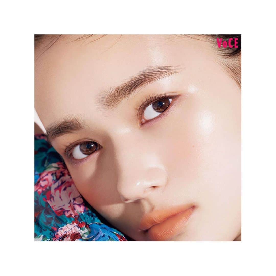 新井舞良のインスタグラム：「@vocemagazine 今月号💋」