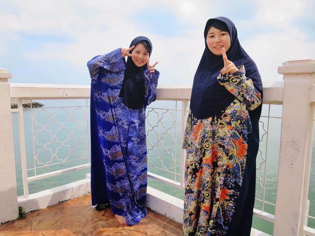sunaさんのインスタグラム写真 - (sunaInstagram)「mosque🕌 . 水上モスク見学にいったよの写真。下を見たらもう海なの。 モスク入るときは長袖長ズボンでね☝️ここは無料で布を貸してくれた。 .  #マレーシア #マレーシア旅行 #マレーシア留学 #留学 #海外 #クアラルンプール #パビリオン #ペトロナスツインタワー #日本食#malaysia #kualalumpur #petronastwintowers #malaysianfood #マレーシア移住 #マレーシアライフ #japanesefood #海外生活 #food #cafe」12月12日 19時27分 - sofia_muslimjapan
