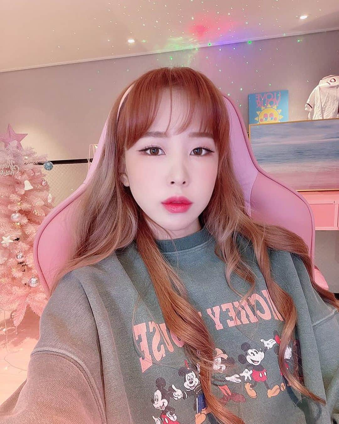 のインスタグラム：「매일 밤새는 요즘🤯✨  그래도 핑쿠핑쿠 공간이라면 행복하지여💖 다들 주말에 뭐하시나요오 Working hard, staying up late every night.🤯✨  But happy in my pinkish place 💖」