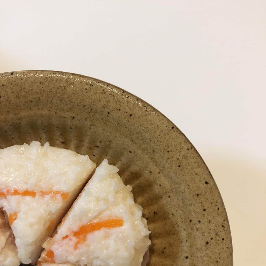 安宅葉奈のインスタグラム：「#かぶら寿司 🐟﻿ ﻿ 冬季限定の﻿ 石川県の郷土料理！﻿ ﻿ 寿司って名前ついてるけど﻿ お寿司ではありません🙅‍♀️﻿ ﻿ 塩漬けしたかぶに﻿ 塩漬けした鰤を挟み﻿ 米糀で漬け込んで﻿ 発酵させたもの❣️﻿ ﻿ ﻿ 子どもの頃は﻿ 好きじゃなかったけど﻿ ﻿ 大人になったら﻿ 美味しさがわかるように😋﻿ ﻿ ﻿ お正月の定番ですが﻿ アンテナショップで見つけて﻿ 迷わず購入✨﻿ ﻿ ﻿ 好き嫌い分かれるかもですが﻿ 気になる方は﻿ 食べてみてください🧡﻿ ﻿ いろんなお店から出てて﻿ お店によって﻿ 味が違うので﻿ いろいろ試してみてほしい💕﻿ ﻿ おすすめです🤤﻿ ﻿ ﻿ #四十萬谷本舗﻿ #郷土料理 #発酵食品﻿」