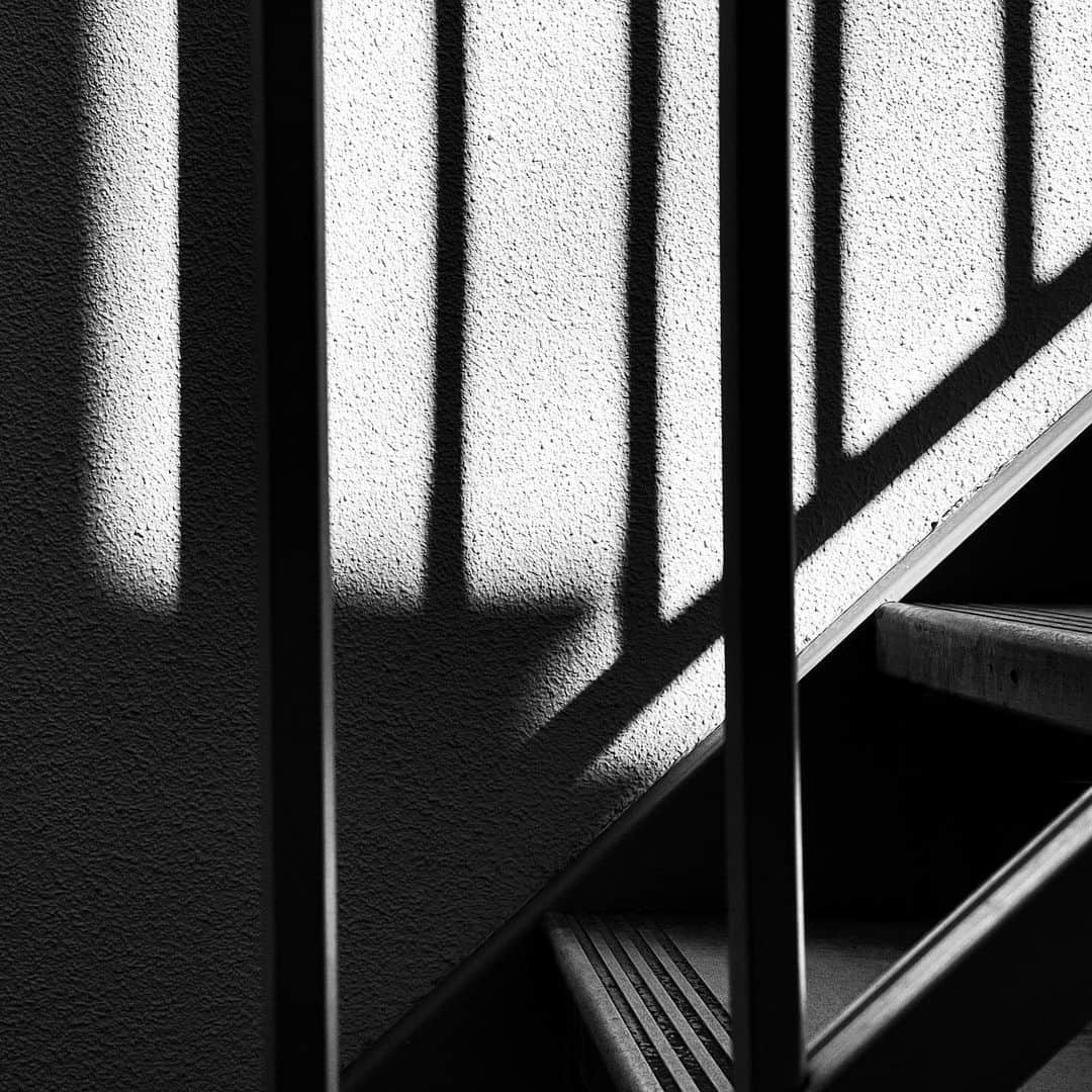 naotakeのインスタグラム：「階段 - Stairs / iPhone 12 Pro Max & Snapseed, 20201213 . . 久しぶりの焼肉食べ放題でガツガツ食べる。 . . #spicollective #royalsnappingartists #infamous_family #rsa_main #infinity_photo_cult #2_fineart #jp_gallery_member #jp_gallery_bnw #trb_bnw #wp_bnw  #bnw_life #bnwlife_member #bnw_life_shots #bnw_captures #world_bnw #top_bnw #team_jp_ #team_jp_モノクロ #ig_energy_bw #ig_nihon #streetphotographybnw #igersjp #blackandwhite #bnw #bnwphoto #monochrome #bw #bnwphotography #ShotOniPhone #shotoniphone12promax」
