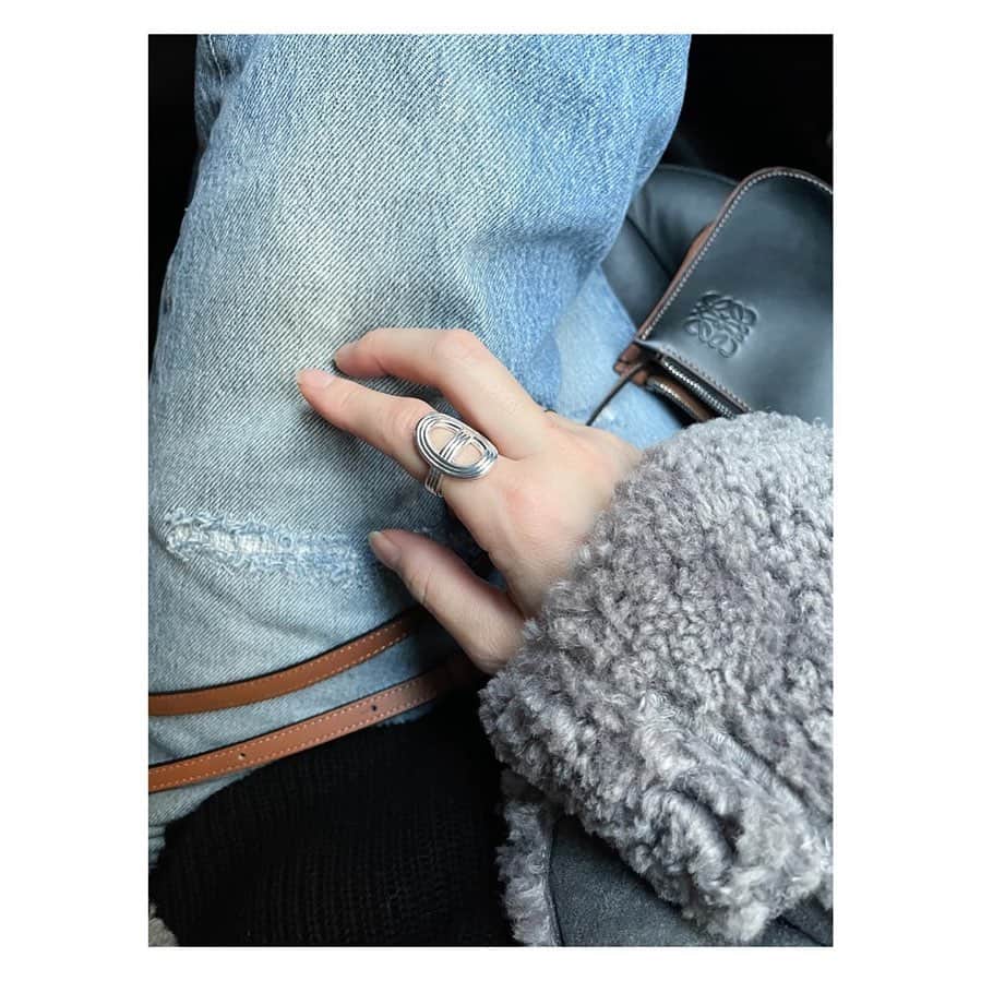 野尻美穂のインスタグラム：「久しぶりに大きいやつ。  #HERMES #シェーヌダンクル #ring  #中指変ね」