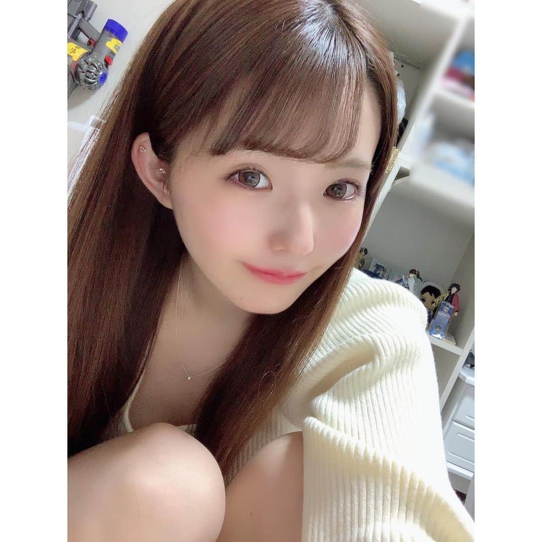 乙白さやかのインスタグラム：「おうち好き ・ ・ ・ ・ ・ ・ ・ #自撮り #셀카  #インドア」