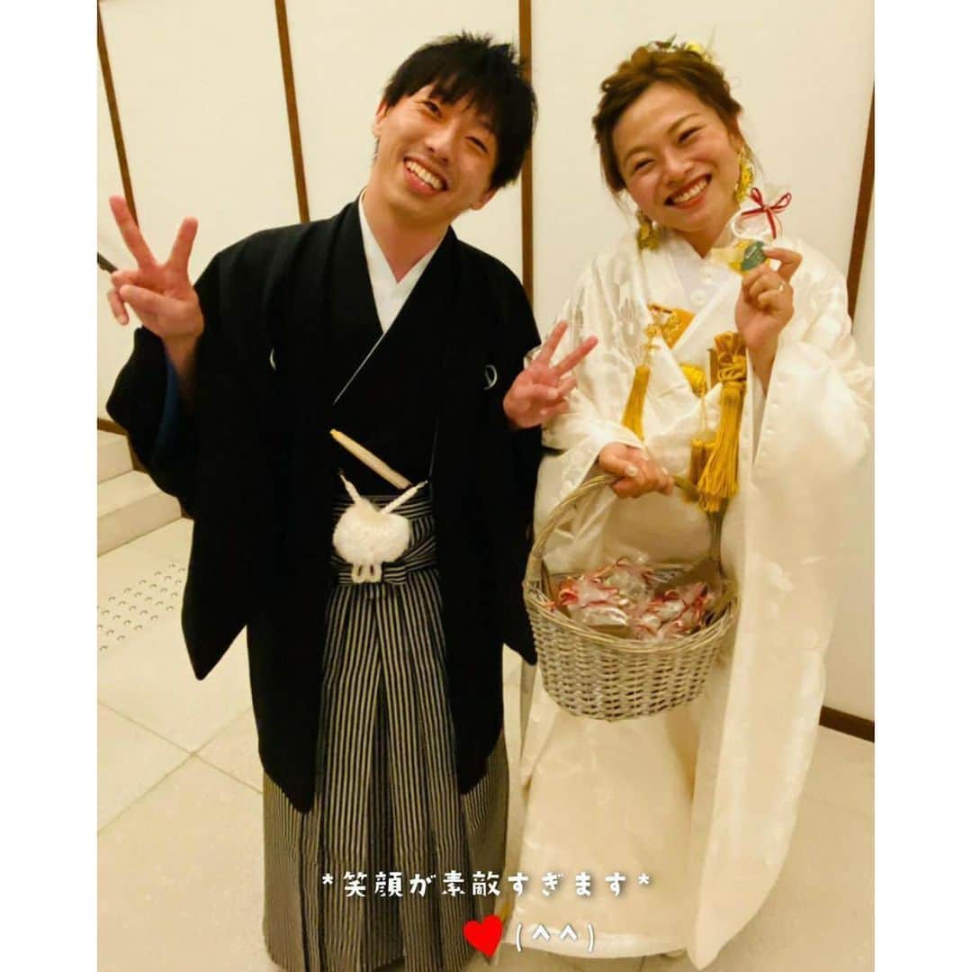 ブライダルアイテム専門店UPLANさんのインスタグラム写真 - (ブライダルアイテム専門店UPLANInstagram)「【UPLANブライダル現場リポート】 フェス婚/会場MAP＆エスコードカードのお客様🎸✨✨  11月にフェス婚ご予定の新郎様から挙式の2ヶ月前に『チケット招待状』のご注文✨❗ 今から招待状って‼️急がなキャー💨と思い、急いでメール‼️‼️  新郎様のご希望を改めて伺うと、当日のエスコートカードにチケットを作りたい🎫の事💡  なるほど👌という事は招待状セットの価格ではなく、単品でご用意できますよ～✨😊と製作がスタートしました🙌 お二人の前撮りのお写真を使用し、分かりやすいご指示の元、チケットのデザイン案が完成🎫✨✨  お二人大満足の仕上がりになったようで嬉しかった😘のも。。つかの間（笑） そのチケットを持って、お席に座ってほしいので、会場の席の場所を コンサート会場などに貼ってある『会場MAP風』で大判ポスタータイプでご用意できないか？？のご相談💦  席次表を人数分作成するのと同じくらいコストかかってしまうかな・・💦 でもでも、新郎様の思い描く当日の力になりたい💪💪💪の気持ちで、会場MAPもデザイン開始‼️  会場MAP、大判印刷は1枚だけでは、当日『密』になってしまっては大変！（笑）という事で 追加で2枚ほどこっそりサービスで一緒に納めさせていただきました。  お役に立ったみたいで嬉しいです😆  何度も何度も、 MAPの色合いのご相談など重ね、 本当に新郎様が大喜びの仕上がりで完成しました✨ 新郎新婦様と一緒に作りあげた感、はんぱない感じでしたので…… 当日のご報告のメールをいただいた時は、 『わ～～～～M様だ～～～！！』と事務所で声が漏れてしまいました（笑）💓  お客様からいただきましたメールをご紹介させて頂きます😊 📩✨  『アリーナマップ、チケットの作成ありがとうございました。 お陰様で７日（土）に無事、挙式・披露宴を終えることができました。 貴社に作成いただいたアリーナマップ、チケットも大好評でした。  ご協力いただきありがとうございました。 心より感謝申し上げます。』  そして、お顔だしもOKで追加でお写真いっぱい見せていただきました！✨  通常、席次表を作成していますと、お二人のお写真などは事前に拝見していますが 『会場MAP』でしたので、お二人の晴れの日のお写真で、ようやく新郎新婦様にお会いできた感じですごく嬉しい✨🤵👰✨  当日ご出席されたゲスト様は受付で、 本日限りの💒チケットをもらって🎫✨  そこに記載されているお席をマップを見て確認する…☝️✨  なんだろうこのライブ感🎶😆 なんだろうこの楽しい気持ち🎶💃 そんな気持ちになったのではないでしょうか💡🤭  制作しながらも私はそんな気持ちになっていました😆🔥‼️  新郎新婦様の、ゲスト様を楽しませたい思いは本当に強く感じます✨🔥💪‼️  このような演出に携わらさせていただき、また、ご縁ありましたこと心から感謝いたします💓  これからどんどん寒くなってきますが、お身体には気を付けてお二人らしく末永くお幸せに♥️🎶  大阪府のM様、この度は本当にありがとうございました😊💓 ﻿ ♥･*:.｡ ｡.:*･ﾟ♡･*:.｡ ｡.:*･ﾟ♥･*:.｡ ｡.:*･ﾟ♡･*:.｡ ｡.:*･ﾟ♥﻿  #フェス婚 #フェスウェディング #チケット招待状 #招待状チケット風 #ペーパーアイテム #招待状 #席次表 #席札 #結婚式招待状 #招待状手作り #招待状diy #結婚式席次表 #結婚式席札 #2021春婚 #2021夏婚 #2021秋婚 #2021冬婚 #プレ花嫁2021 #結婚式延期 #負けるなちーむ2021﻿ #ちーむ0306 #ちーむ0307 #ちーむ0313 #ちーむ0314 #ちーむ0320 #ちーむ0321 #ちーむ0327 #ちーむ0328」12月12日 19時45分 - uplan_wedding