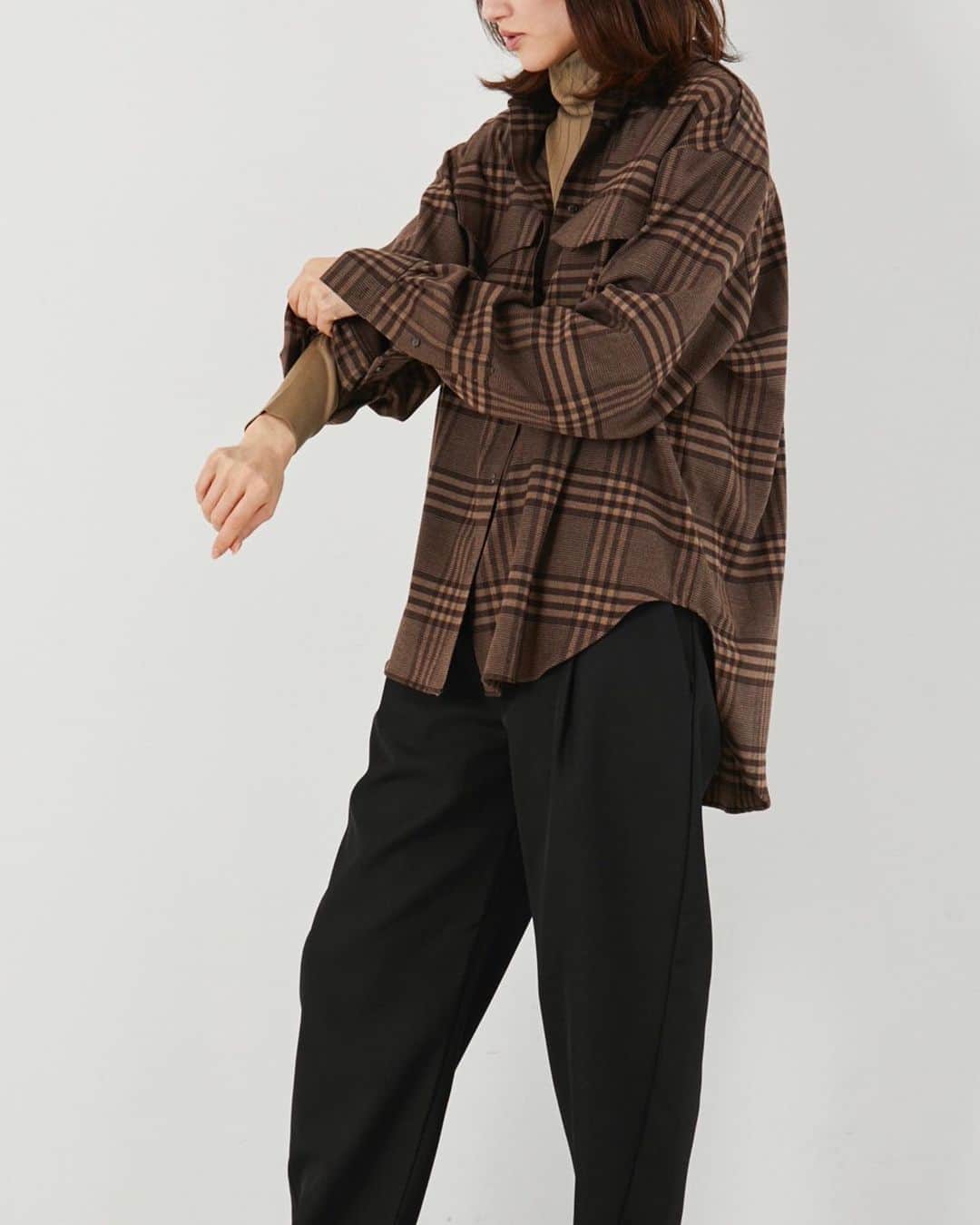 のインスタグラム：「・ ・ HAUNT RIB LONG TURTLE PO @haunt_daikanyama   toteme NOVELLA LUMIO @toteme  .﻿ .﻿ .﻿ #haunt#hauntdaikanyama﻿ #2021fw#newarrival﻿ #turtleneck  #toteme #shirt #pants #ハウント#ハウント代官山﻿ #新作#ファッション﻿ #ニット #タートルネック #トーテム #シャツ  #チェック #ドロップショルダー  #パンツ #タックパンツ」