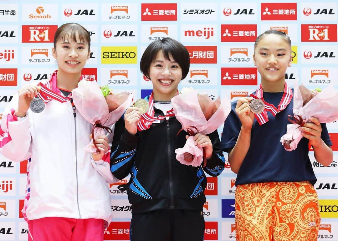 日本オリンピック委員会さんのインスタグラム写真 - (日本オリンピック委員会Instagram)「体操の全日本選手権第3日は12日、女子決勝が行われ、個人総合は村上茉愛選手が予選との合計で112.097点をマークし、２年ぶり4度目の優勝。畠田瞳選手が2位、相馬生選手が3位に入りました🎉🎉🎉 また、種目別は決勝のみの得点で争われ、村上選手は段違い平行棒で初優勝。跳馬は宮田笙子選手、平均台は芦川うらら選手、床運動は畠田瞳選手と平岩優奈選手がいずれも初制覇となりました👏（写真：アフロスポーツ） . 🤸‍♀️The 74th All Japan Artistic Gymnastics Individual All-Around Championship🤸 . [Women] 🥇村上茉愛/Mai Murakami 112.097 🥈畠田瞳/Hitomi Hatakeda 108.663 🥉相馬生/Ui Soma 107.497 . 🤸‍♀️The 74th All Japan Artistic Gymnastics Apparatus Championship🤸 . [Women's Vault] 🥇宮田笙子/Shoko Miyata 14.266 . [Women's Uneven Bars] 🥇村上茉愛/Mai Murakami 14.133 . [Women's Balance Beam] 🥇芦川うらら/Urara Ashikawa 14.100 . [Women's Floor Exercise] 🥇畠田瞳/Hitomi Hatakeda 13.466 🥇平岩優奈/Yuna Hiraiwa 13.466 . #体操 #gymnastics #がんばれニッポン #JapaneseOlympicCommittee #TEAMNIPPON #Tokyo2020 . 📷AFLOSPORT」12月12日 19時40分 - teamjapanjoc