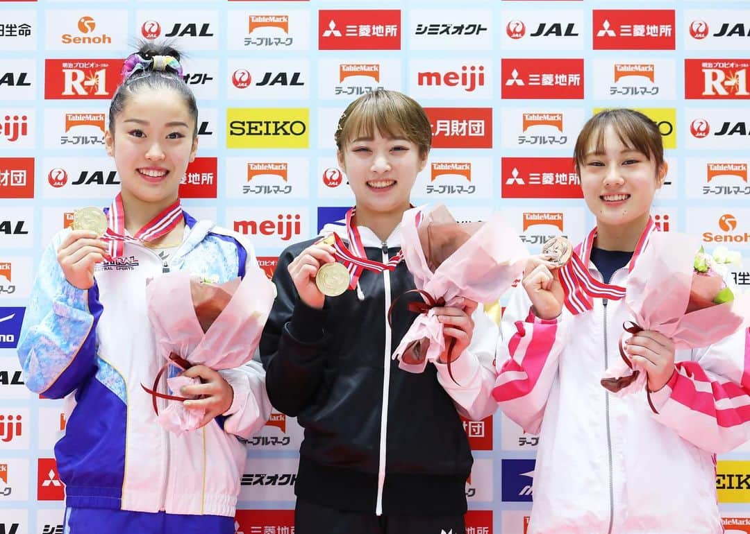 日本オリンピック委員会さんのインスタグラム写真 - (日本オリンピック委員会Instagram)「体操の全日本選手権第3日は12日、女子決勝が行われ、個人総合は村上茉愛選手が予選との合計で112.097点をマークし、２年ぶり4度目の優勝。畠田瞳選手が2位、相馬生選手が3位に入りました🎉🎉🎉 また、種目別は決勝のみの得点で争われ、村上選手は段違い平行棒で初優勝。跳馬は宮田笙子選手、平均台は芦川うらら選手、床運動は畠田瞳選手と平岩優奈選手がいずれも初制覇となりました👏（写真：アフロスポーツ） . 🤸‍♀️The 74th All Japan Artistic Gymnastics Individual All-Around Championship🤸 . [Women] 🥇村上茉愛/Mai Murakami 112.097 🥈畠田瞳/Hitomi Hatakeda 108.663 🥉相馬生/Ui Soma 107.497 . 🤸‍♀️The 74th All Japan Artistic Gymnastics Apparatus Championship🤸 . [Women's Vault] 🥇宮田笙子/Shoko Miyata 14.266 . [Women's Uneven Bars] 🥇村上茉愛/Mai Murakami 14.133 . [Women's Balance Beam] 🥇芦川うらら/Urara Ashikawa 14.100 . [Women's Floor Exercise] 🥇畠田瞳/Hitomi Hatakeda 13.466 🥇平岩優奈/Yuna Hiraiwa 13.466 . #体操 #gymnastics #がんばれニッポン #JapaneseOlympicCommittee #TEAMNIPPON #Tokyo2020 . 📷AFLOSPORT」12月12日 19時40分 - teamjapanjoc