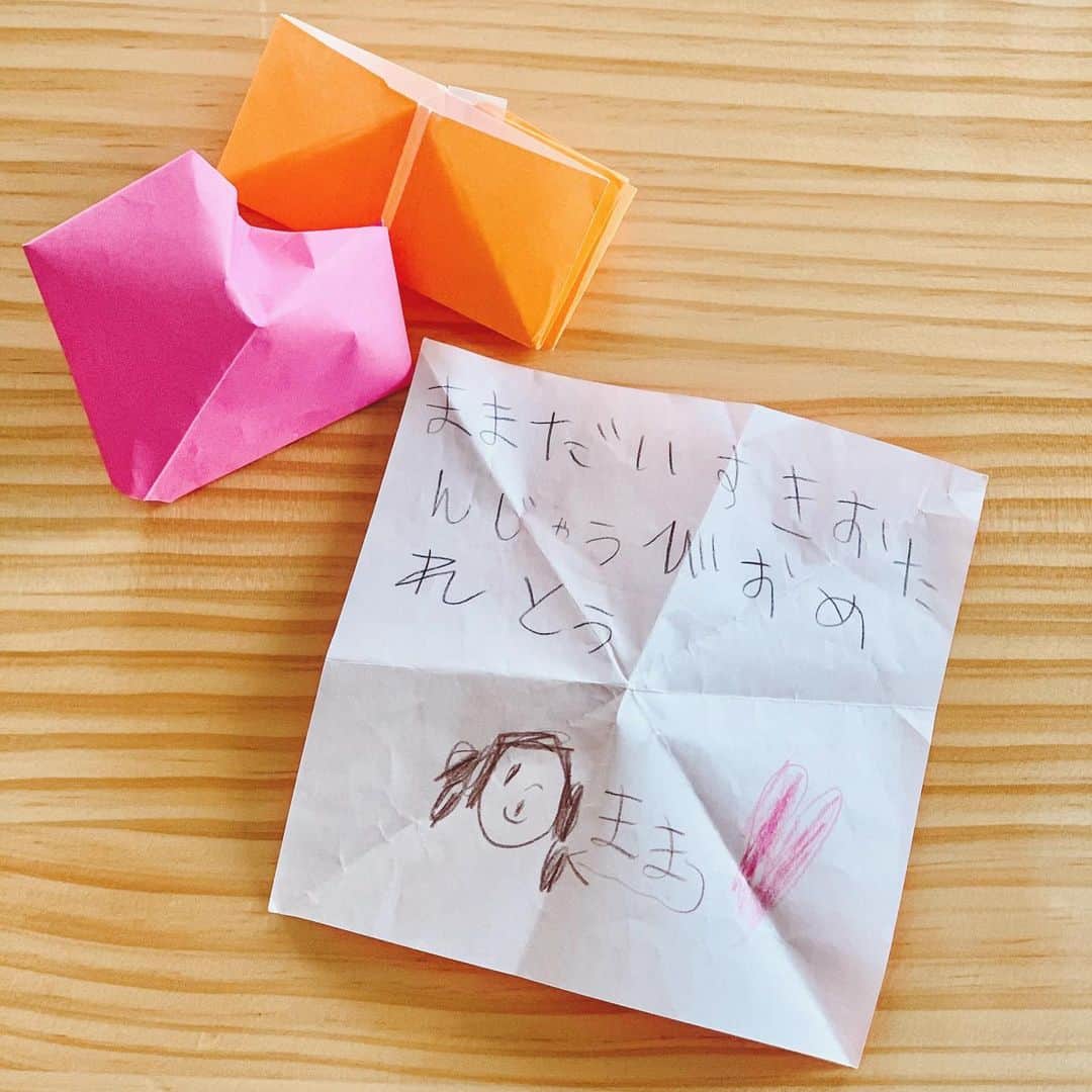 ochikeronさんのインスタグラム写真 - (ochikeronInstagram)「Origami birthday gift for mommy 🥰 Heart balloon is so cute 💖 It means a lot❣️Love you forever 💕」12月12日 19時41分 - ochikeron