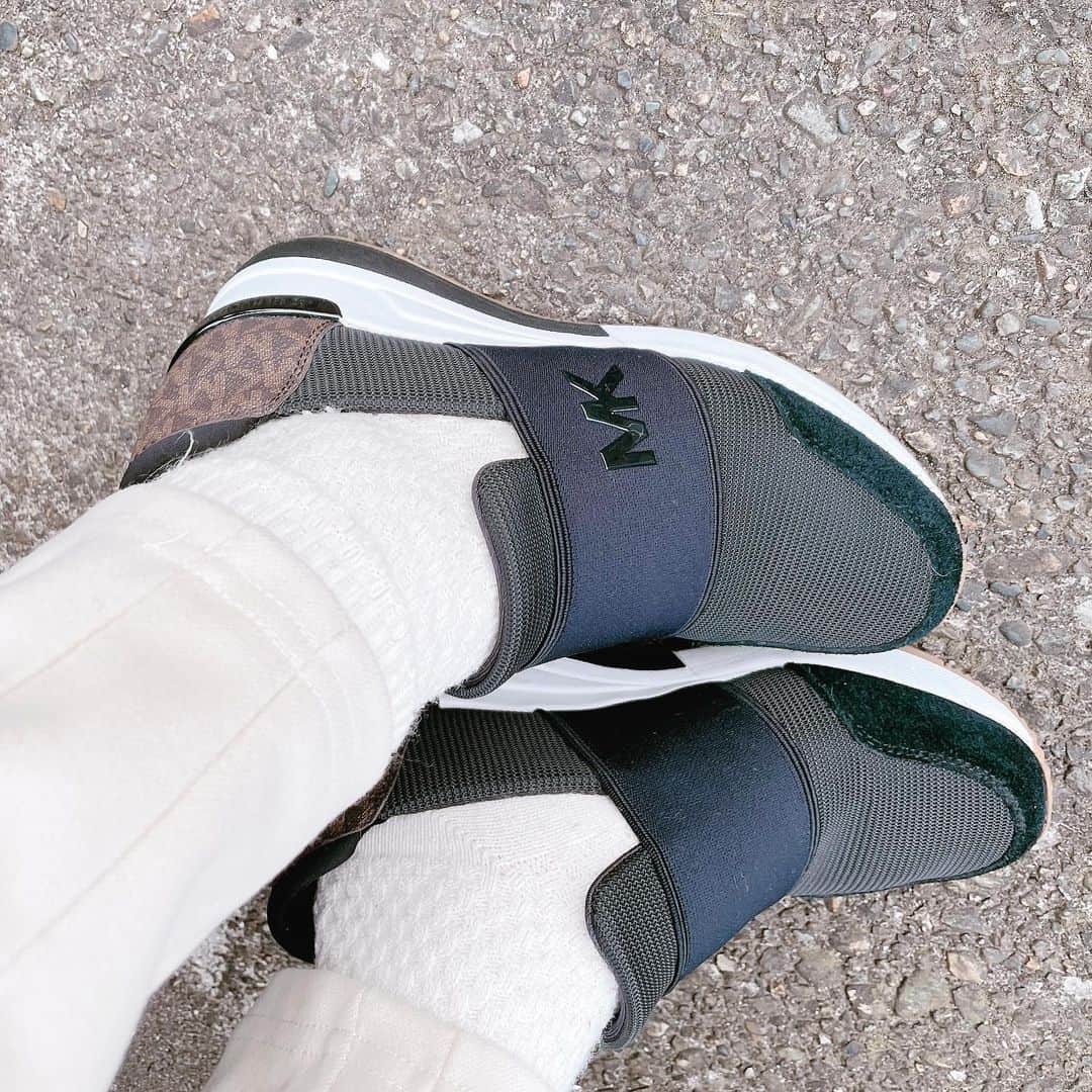 森香穂さんのインスタグラム写真 - (森香穂Instagram)「お気に入りの靴！✨💓🌈 この厚底感がとってもよい💯  #マイケルコース #スニーカー #靴 #MK」12月12日 19時41分 - kaho_mori0601