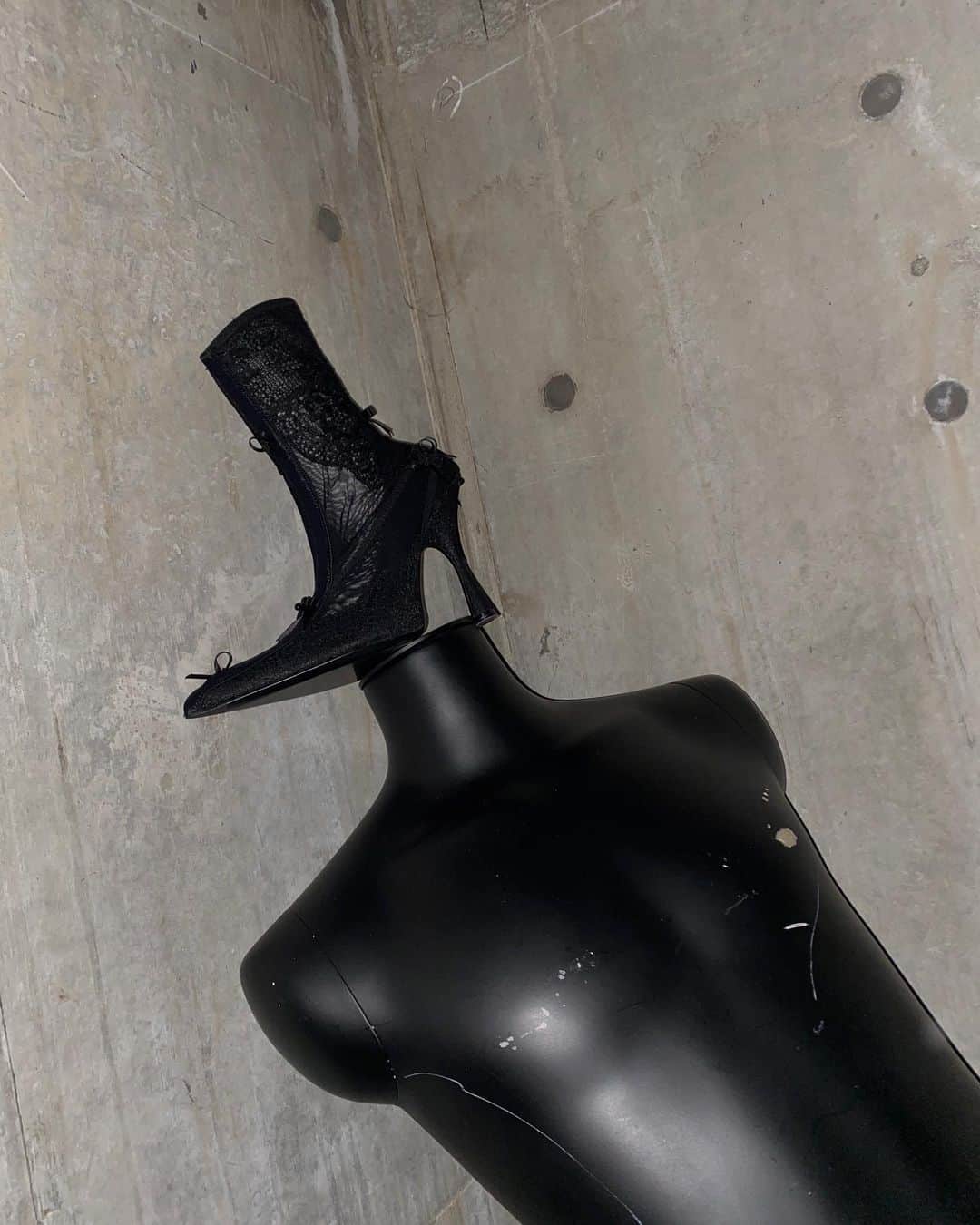 のインスタグラム：「Lingerie Bootie🖤🖤🖤 >>> @balenciaga   ✔️Lingerie Bootie H110 ¥201,000 + Tax  @restirofficial  RESTIR.com RESTIR STYLISTS APP RESTIR BOUTIQUE  #restir #リステア #balenciaga #balenciagashoes #バレンシアガ #バレンシアガ靴 #靴 #ヒール #heels」