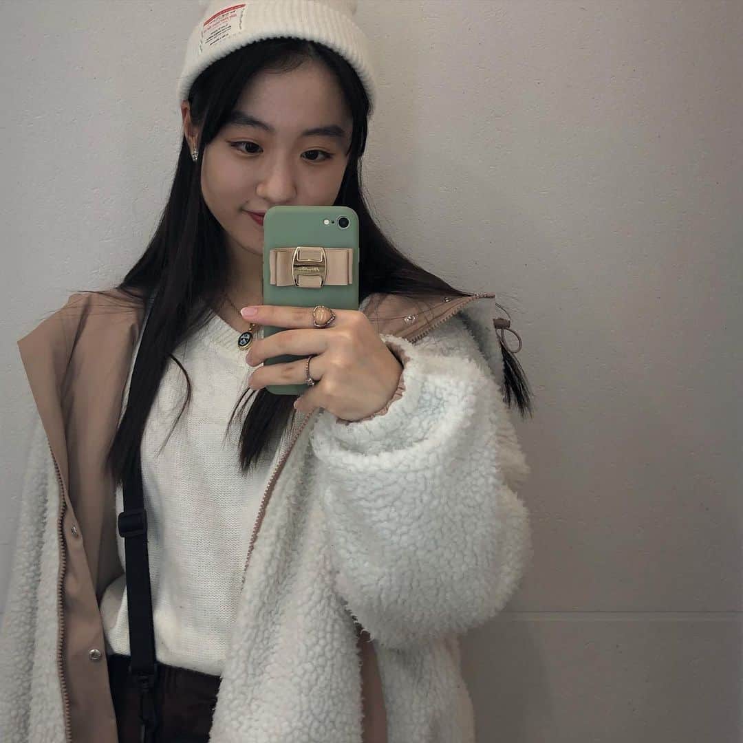 HARUのインスタグラム：「新しいスマホケース🧸🎁  12/12  19:00〜 12/20  23:59 までCHRISTMASSALE  開催中でMAX50%OFF見たいです😳❤️  詳しくは　@alamain2018 の投稿へ💨  #alamain#アラメイン#iPhoneケース #iPhonecase #ハンドメイド #ハンドメイド作品 #ハンドメイド作家 #ハンドメイド雑貨#プチプラ#ファッション#クリスマス#プレゼント」