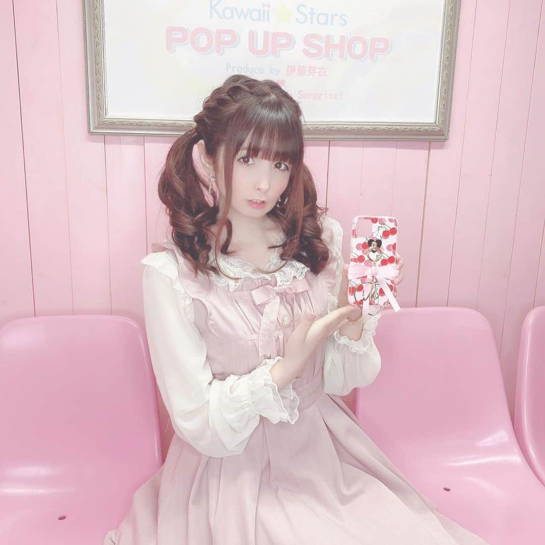 伊藤芽衣さんのインスタグラム写真 - (伊藤芽衣Instagram)「愛用している﻿ A la mainさん の﻿ （@alamain2018 ）﻿ iPhoneケース♡﻿ ﻿ あたらしいものを﻿ いただきました…！﻿ ﻿ 今回は﻿ ガーリーなお洋服と﻿ ぴったりな﻿ チェリー柄🍒に﻿ しました♡﻿ ﻿ やっぱり﻿ 甘めなかわいいも﻿ 大好きです♡﻿ ﻿ イニシャルチャームや﻿ おリボンを﻿ 自分好みにカスタムできるので﻿ ﻿ ピンクリボンにMです！﻿ ﻿ ただいま﻿ CHRISTMAS SALE開催中みたいなので﻿ 気になる方はぜひチェックしてみてね♡﻿ ﻿ MAX50%OFF﻿ 12/12  19:00〜 12/20  23:59 まで！﻿ ﻿ 詳しくは﻿ @alamain2018 さんの﻿ 投稿を確認してください♡﻿ ﻿ #alamain #iPhoneケース #iPhonecase﻿ #アラメイン　#ハンドメイド #ハンドメイド作品 ﻿ #ハンドメイド作家 #ハンドメイド雑貨﻿ #プチプラ　クリスマス　#プレゼント﻿ #リズリサ　#lizlisa #ファッション﻿ #ガーリーコーデ　#ツインテール　#pr」12月12日 19時43分 - itoumei