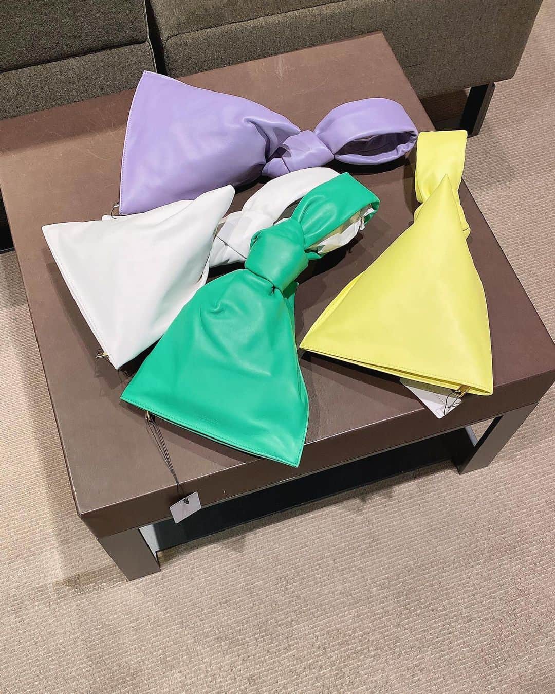 akiii031のインスタグラム：「💜🤍💚💛  くぅぅぅ〜。 ハート泥棒め🤤  @newbottega  #newbottega #bottegavenetabag」