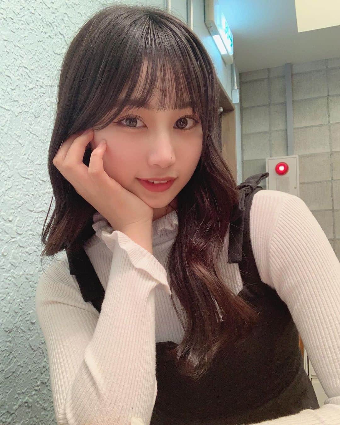宮丸くるみのインスタグラム：「🧚🤍  ・ ・ ・  #リリバリ #lilyofthevalley #idol #アイドル #ロングヘア #ぱっつん前髪 #巻き髪 #黒髪 #jk #17歳 #高校生」