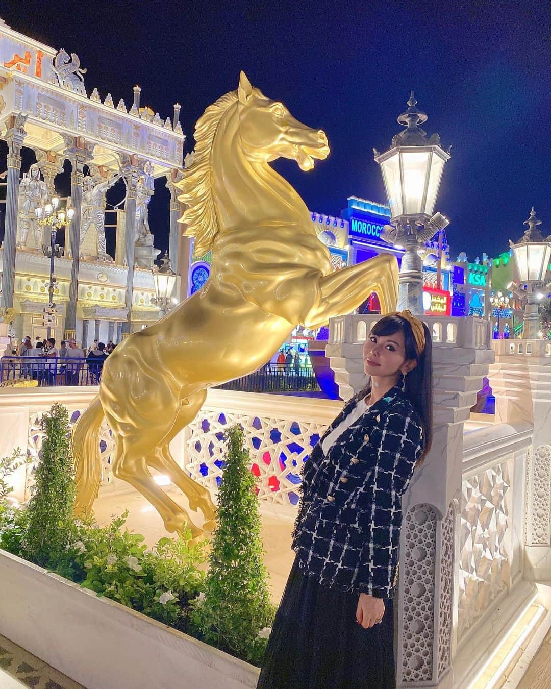 のインスタグラム：「昨日は家族でグローバルヴィレッジへ🏰🎡  屋外施設の為、毎年暑い時期は避けて、半年間だけオープンするのですが  今年は10月25日からオープンしました  世界中の国名がついたパビリオンがあって、一見するとプチ万博会場のようなとこ  各パビリオン内に入ると、その国の特産品などが売っていたりします  イエメン館は蜂蜜  UAE館は香水  アフリカ館は木や皮のハンドメイド製品  みたいな感じです。  日本館もありますが  日本館は期待するとちょっと残念かも🤣  もう、10年近くココには毎年来てるのですが、少しずつ改良を重ね、施設がどんどん充実してます  10年前は、トイレは工事現場にあるような簡易トイレだったし  遊園地も、遊具が全然なくてショボかったし  食事するとこも限られてましたが  今は施設全体が、かなり立派になりました  息子のお気に入りは、バイクと車によるスタントショー  スタントのお兄さんもお姉さんも美男美女で  本格的なスタントがみれて、大人も楽しめます  営業時間は午後4時から深夜0時まで  花火は毎週木曜日と金曜日の午後9時からですよ✨  入場料はたったの15dh  スタントショー"mission speed"は10dhで観れます🙌  #missionspeed #globalvillage #グローバルヴィレッジ #スタントショー #ドバイ #ドバイ旅行 #ドバイ観光 #ドバイインスタ映え  #ドバイ生活  #ドバイグラム  #ドバイ在住 #海外暮らし #海外旅行 #海外旅行好きな人と繋がりたい  #タビジョ #ビジットドバイ  #middleeast  #dubai #dubaitrip #dubaigram  #dubailife #dubaiinstagram  #mydubai #visitdubai」