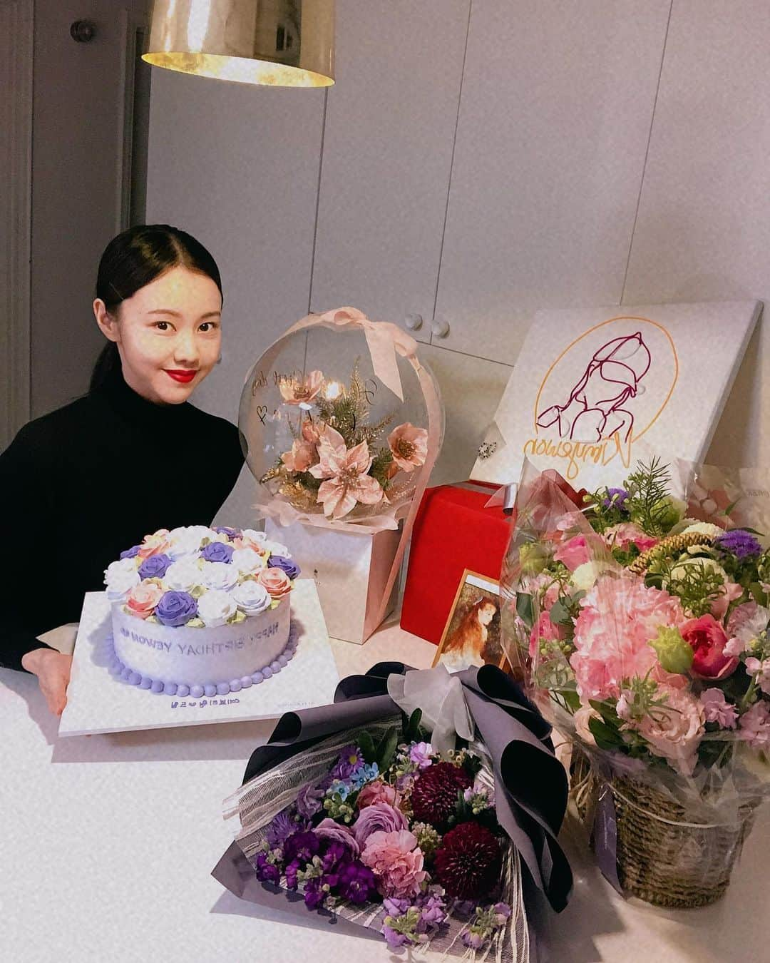 キム・イェウォンさんのインスタグラム写真 - (キム・イェウォンInstagram)「고마워요 🎂💐📷💓 #내사랑예브리원 💓 2020. 12. 11」12月12日 19時47分 - __kimyewon