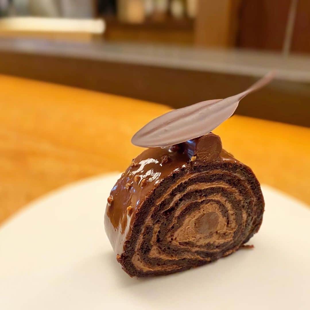 市川歩美さんのインスタグラム写真 - (市川歩美Instagram)「アッサンブラージュ・カキモト「ルーローショコラ」です。 この写真は先月京都の本店で♡  お取り寄せすることもできますよ。詳しくはお取り寄せネットの私の連載で書きました。ストーリーズにリンクしておきますね♡  #ilovechocolate  #chocolat #chocolatelovers  #chocolate #チョコレート #チョコレート大好き #チョコレート好き #ショコラ #チョコレート好きと繋がりたい #チョコレートケーキ #カカオ #アッサンブラージュカキモト #垣本晃宏シェフ #ロールケーキ #京都スイーツ #おとりよせスイーツ」12月12日 19時49分 - ayumichocolat