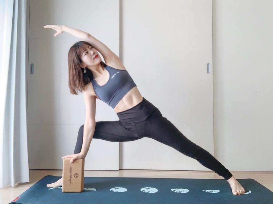 上坂由莉のインスタグラム：「\ \ 強さとしなやかさ / /﻿ ﻿ ﻿ 目に見えてわかるアウターの筋肉ばかり鍛えやすいけれど﻿ インナーがしっかり使えるようになると﻿ 身体の使い方が凄く快適になる🥰✨﻿ ﻿ ﻿ どのスポーツにおいてもパフォーマンスの向上に﻿ インナーを鍛える事は大切ですね⭐️﻿ ヨガのポーズもがむしゃらにやるのではなく﻿ ブロックなどプロップスを使いながら正しく身体を使うと﻿ インナーをしっかり使い鍛える事もできます🧘‍♀️﻿ バランスよく鍛えて心身を整えたいですね🌳﻿ ﻿ ﻿ ヨガブロック🧱&マット🌕： @huggermuggerjapan﻿ ﻿ ﻿ #yoga #yogainstructor #huggermuggerjapan﻿ #parsvakonasana #utthitaparsvakonasana #training﻿ #ウッティタパールシュヴァコナーサナ #京都ヨガ」