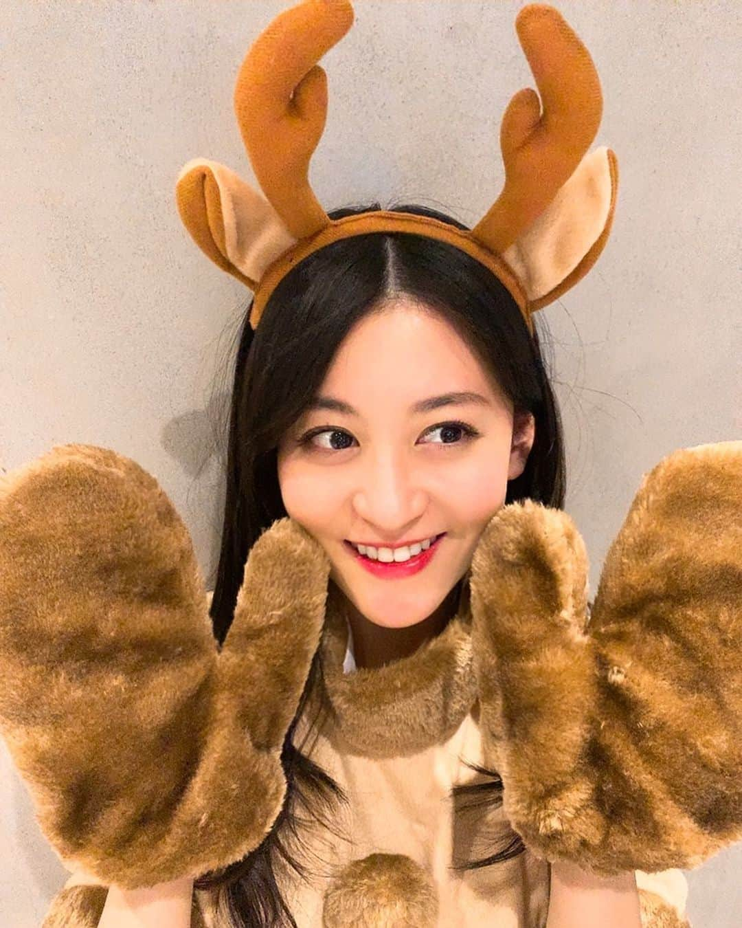 上西恵さんのインスタグラム写真 - (上西恵Instagram)「そして2部まとめ こちらはトナカイ着ました🎄 ⠀  セトリ⭐︎ ●MajiでKoiする5秒前(ひたすらに可愛い歌) ●あなたとクリスマスイブ(クリスマスといったらこれよね) ●空と君のあいだに(すずー！リュウー！) ●キューティーハニー(やっぱね、これはね歌わないと) ⠀ お友達に生電話コーナー⭐︎ れいにゃんさん、れなぴょん、かなきち 本当にありがとうございます😭 感謝ですー🥺1部2部ともに大好きな仲良しさんにトゥルルルル〜📞 ⠀  そして特典会も1、2部楽しすぎたんだけども🥺一瞬で終わっちゃったもん🥺 久しぶりにお話できて癒されたぁぁあぁ。らぶです！ ⠀ そして新グッズが 本日19時より受注販売受付開始してます！！ 詳しくは上西恵オフィシャルホームページをご覧ください！ ⠀ 長袖のオシャンにしてみたよん！ ⠀ カレンダーも遂に遂に☺️ ⠀ あー 余韻がぁぁ☺️ #トナカイコス #トナカイけいっち #けいっちオンライン」12月12日 19時55分 - jonishi_kei